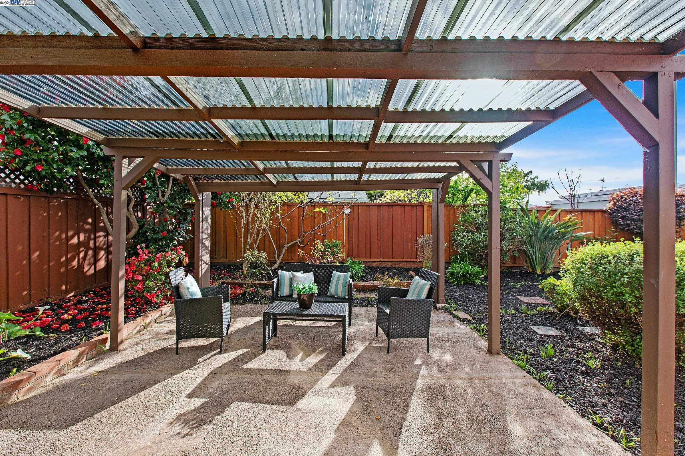 Hayward, California, 94544, United States, 6 Bedrooms Bedrooms, ,2 BathroomsBathrooms,Residential,For Sale,1868213