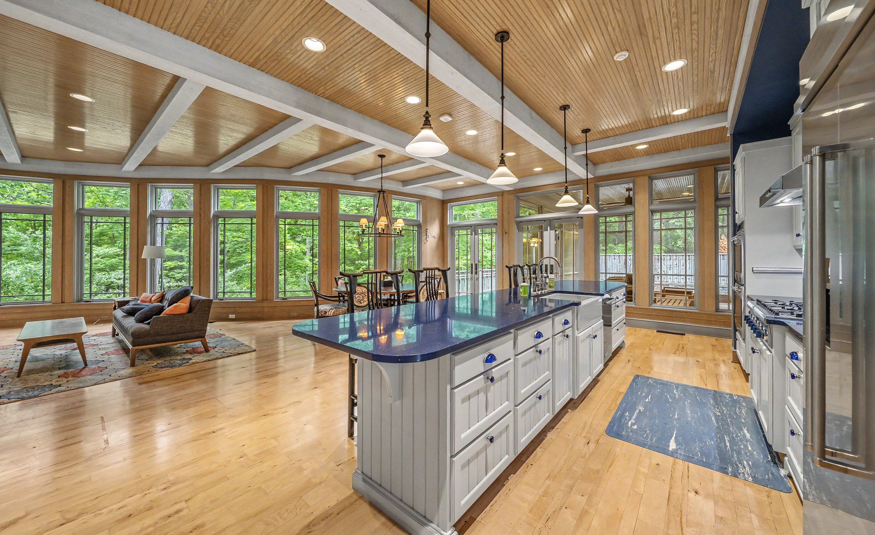 Stunning Prairie-Inspired Estate on 16 Acres of Scenic Woodlands - 物件實景