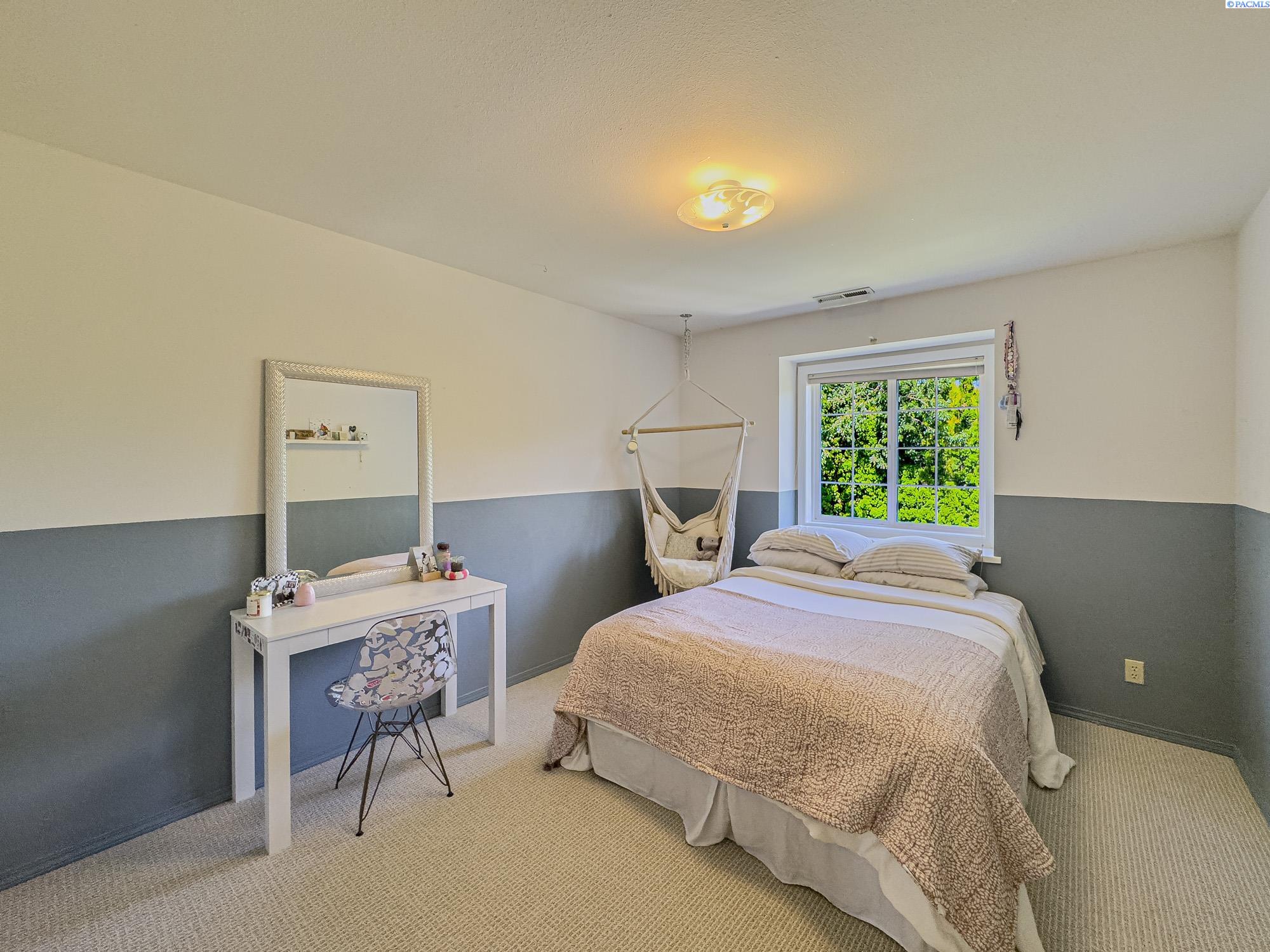 Richland, Washington, 99352, United States, 5 Bedrooms Bedrooms, ,4 BathroomsBathrooms,Residential,For Sale,1927234