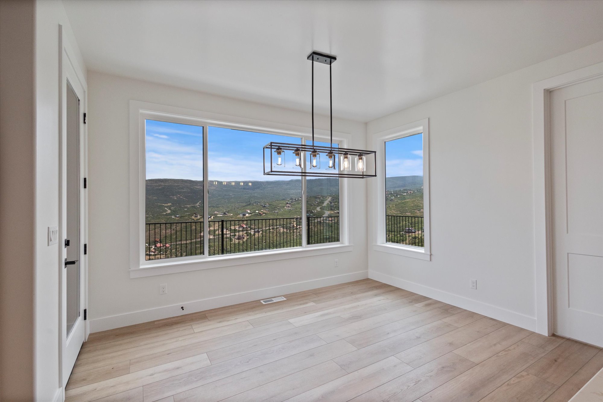 Heber, Utah, 84032, United States, 5 Bedrooms Bedrooms, ,3 BathroomsBathrooms,Residential,For Sale,1976197