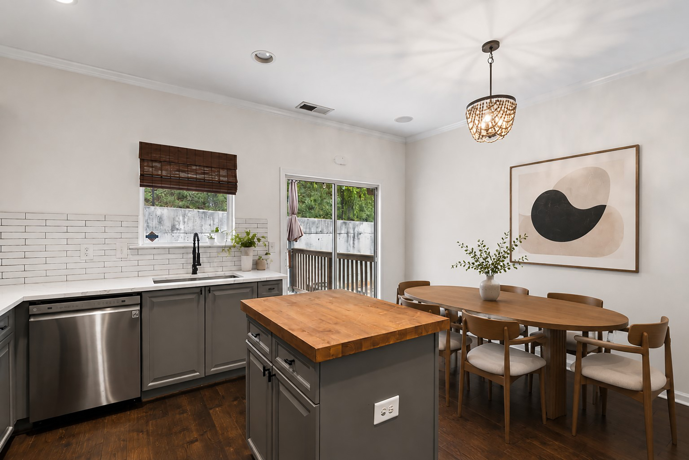  Beautifully Renovated Townhome in the Gated Liberty Park Community - 物件實景