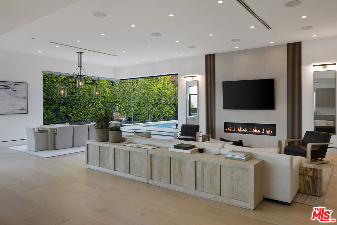 Los Angeles, California, 90049, United States, 4 Bedrooms Bedrooms, ,5 BathroomsBathrooms,Residential,For Sale,1862276