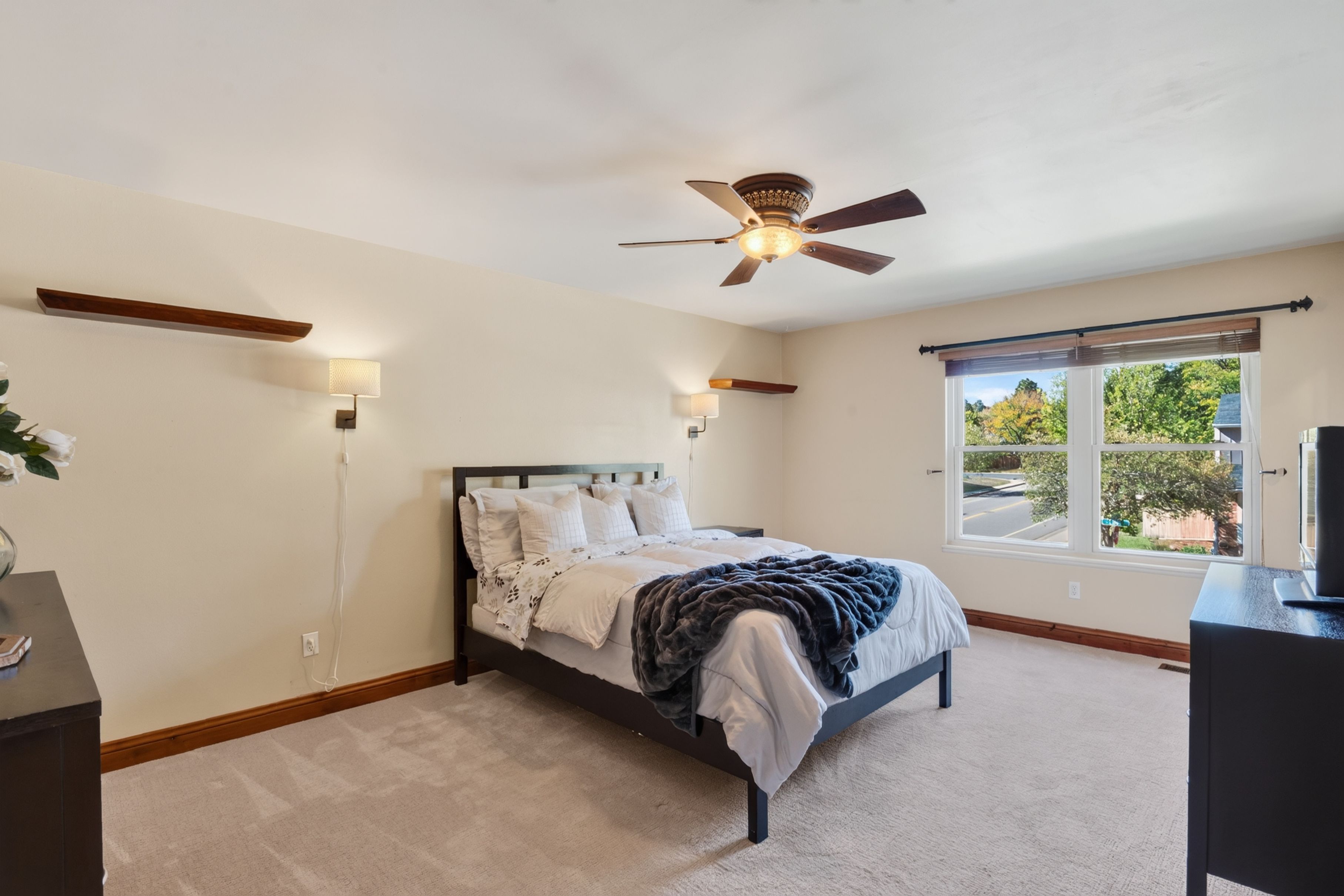  Unique Kitchen & Vaulted Beamed Room Near Cherry Creek State Park Retreat - 物件實景