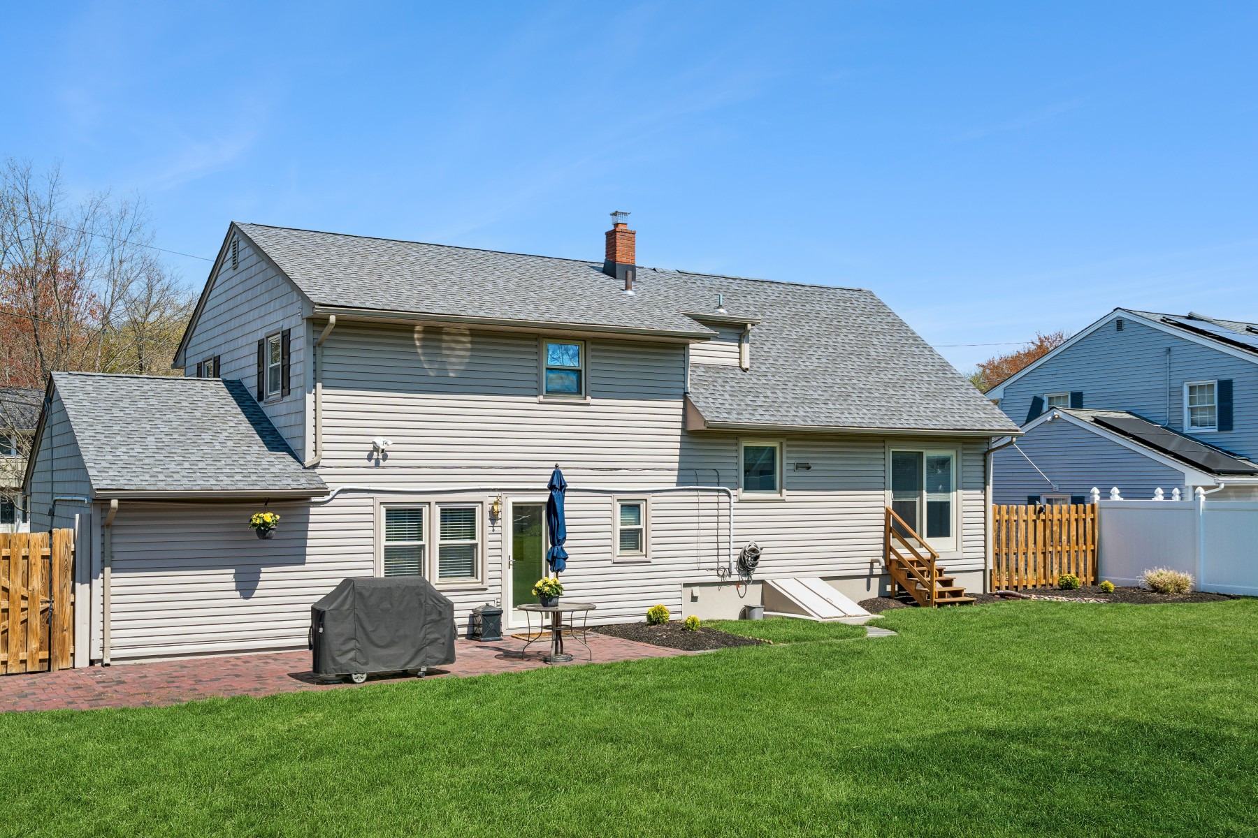  Immaculate and Updated Split Level Residence - 物件實景