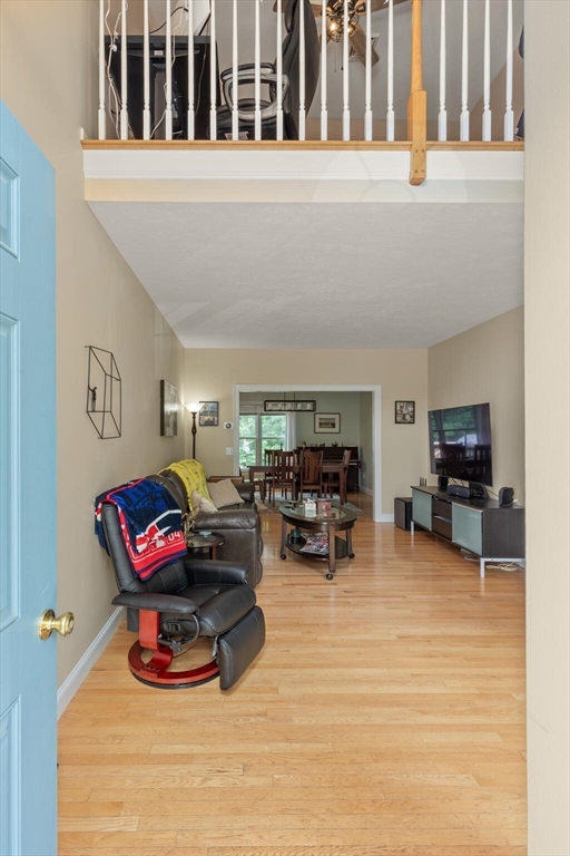 Upton, Massachusetts, 01568, United States, 3 Bedrooms Bedrooms, ,3 BathroomsBathrooms,Residential,For Sale,1912549