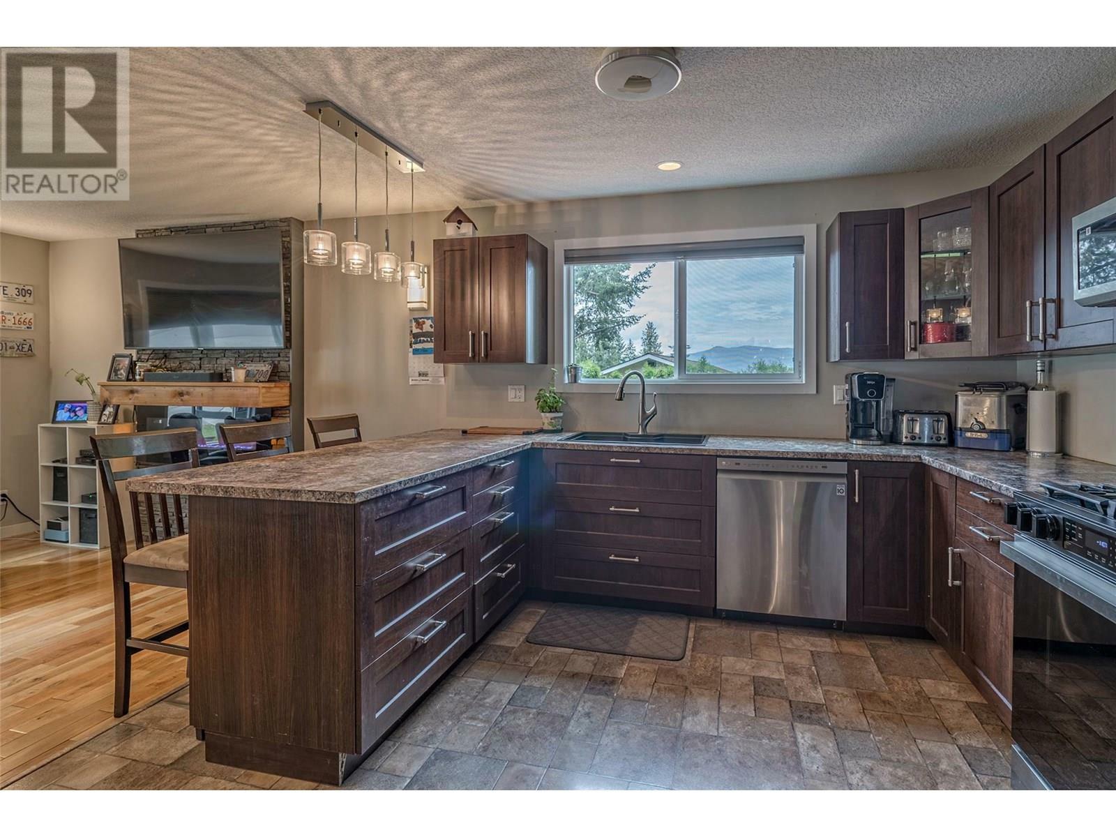 SPALLUMCHEEN, British Columbia, V4Y 0S6, CA, 3 Bedrooms Bedrooms, ,3 BathroomsBathrooms,Residential,For Sale,1874999