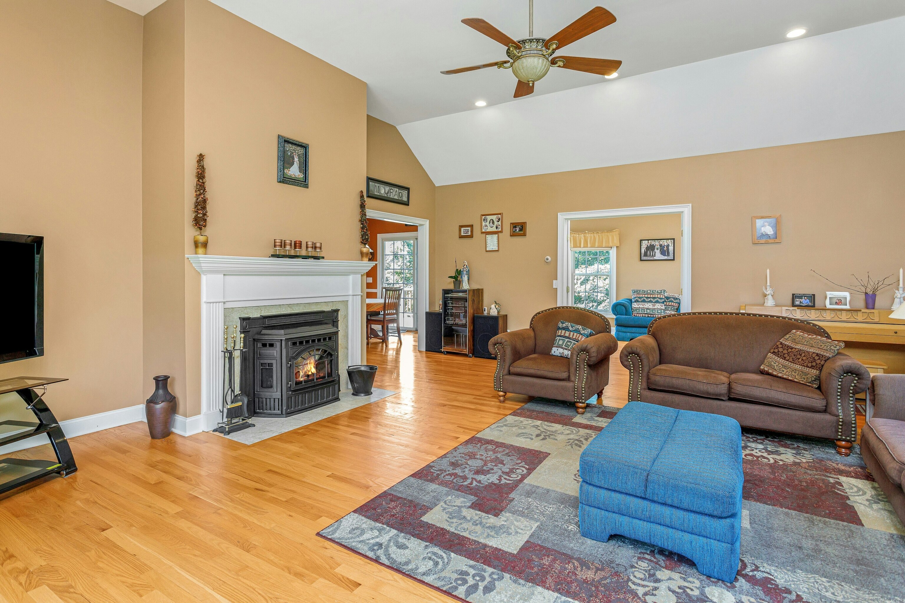 Shelton, Connecticut, 06484, United States, 3 Bedrooms Bedrooms, ,3 BathroomsBathrooms,Residential,For Sale,1875450