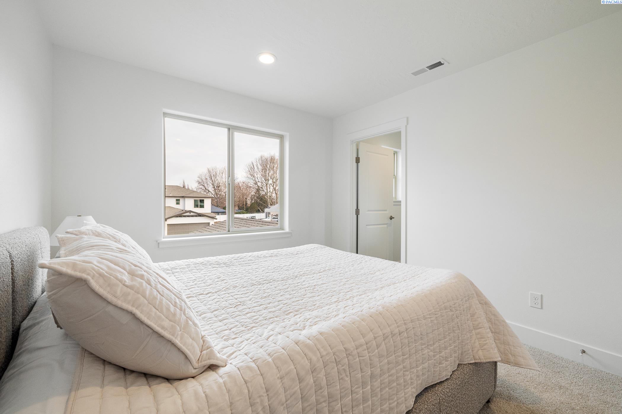 Kennewick, Washington, 99337, United States, 7 Bedrooms Bedrooms, ,Residential,For Sale,1949661