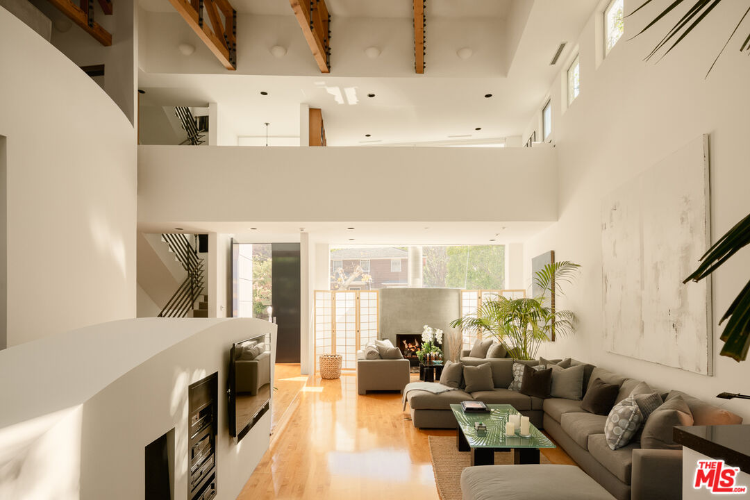 Los Angeles, California, 90049, United States, 4 Bedrooms Bedrooms, ,5 BathroomsBathrooms,Residential,For Sale,1882752