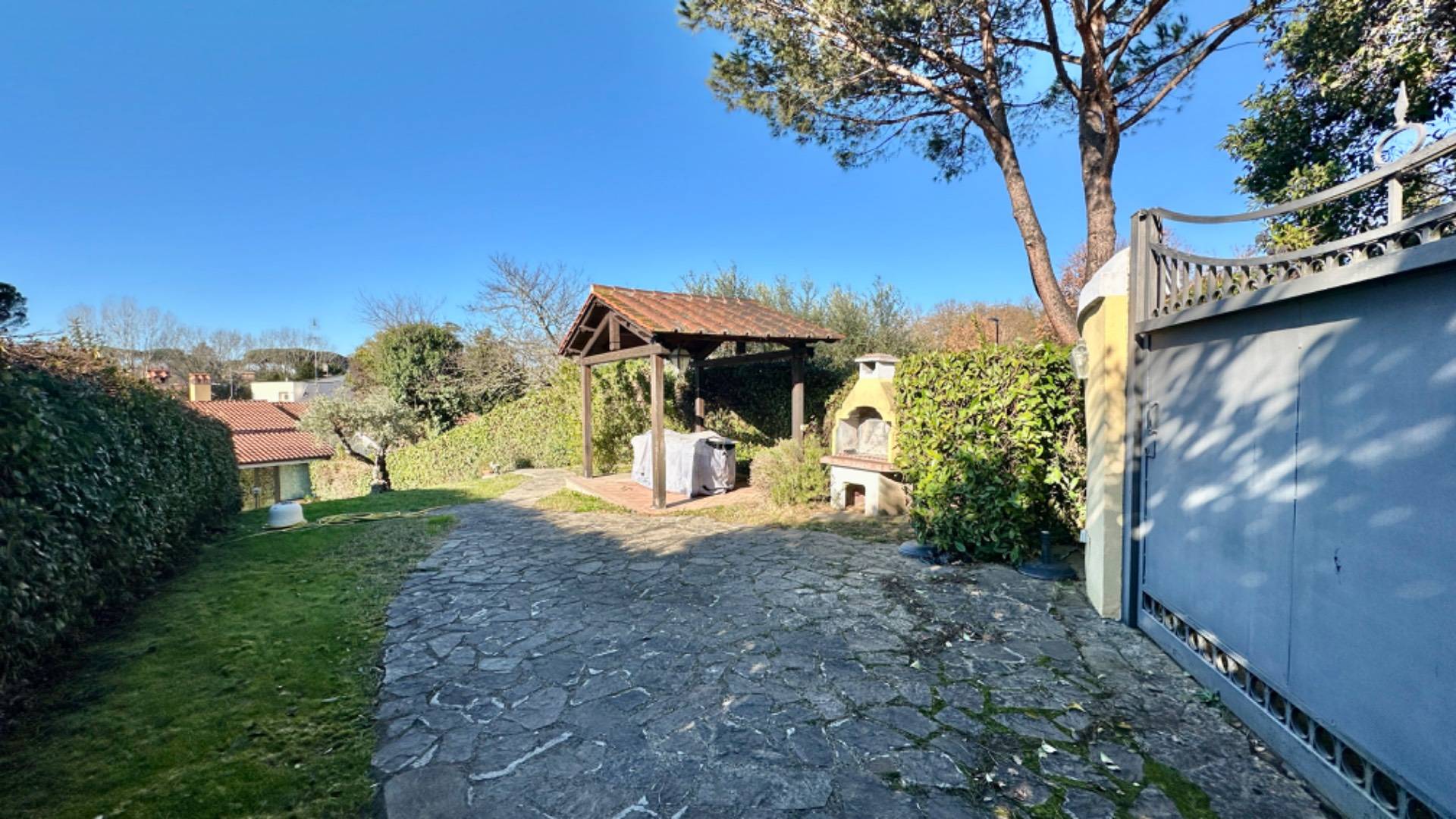 Roma, Roma, 00100, IT, 4 Bedrooms Bedrooms, ,3 BathroomsBathrooms,Residential,For Sale,1746322
