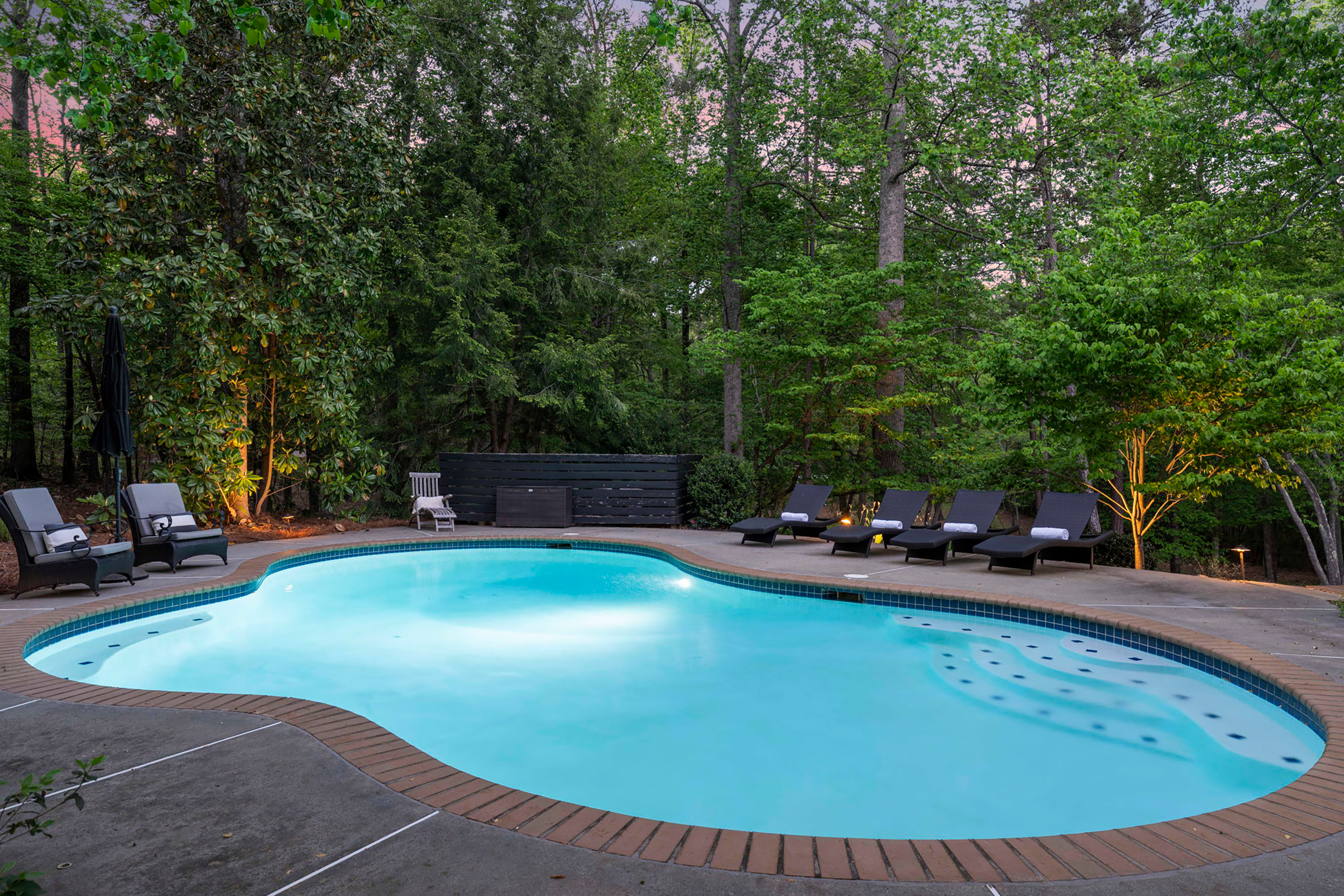 Live Timeless in Coveted Farmhouse on 4+ Private Gated Acres In Roswell - 物件實景
