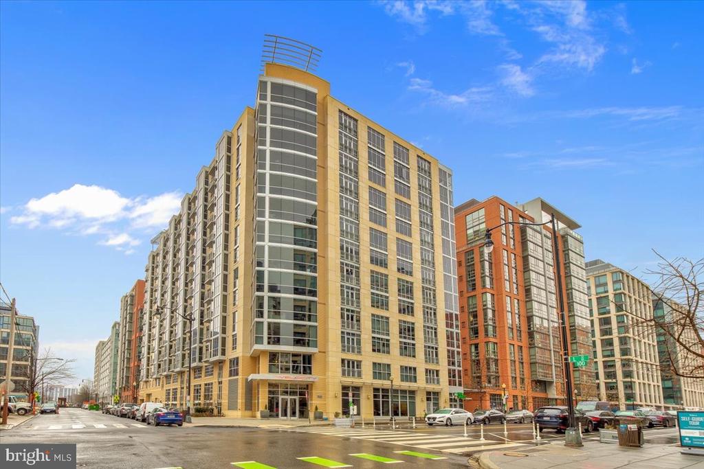 Washington, District of Columbia, 20003, United States, 2 Bedrooms Bedrooms, ,2 BathroomsBathrooms,Residential,For Sale,1974784