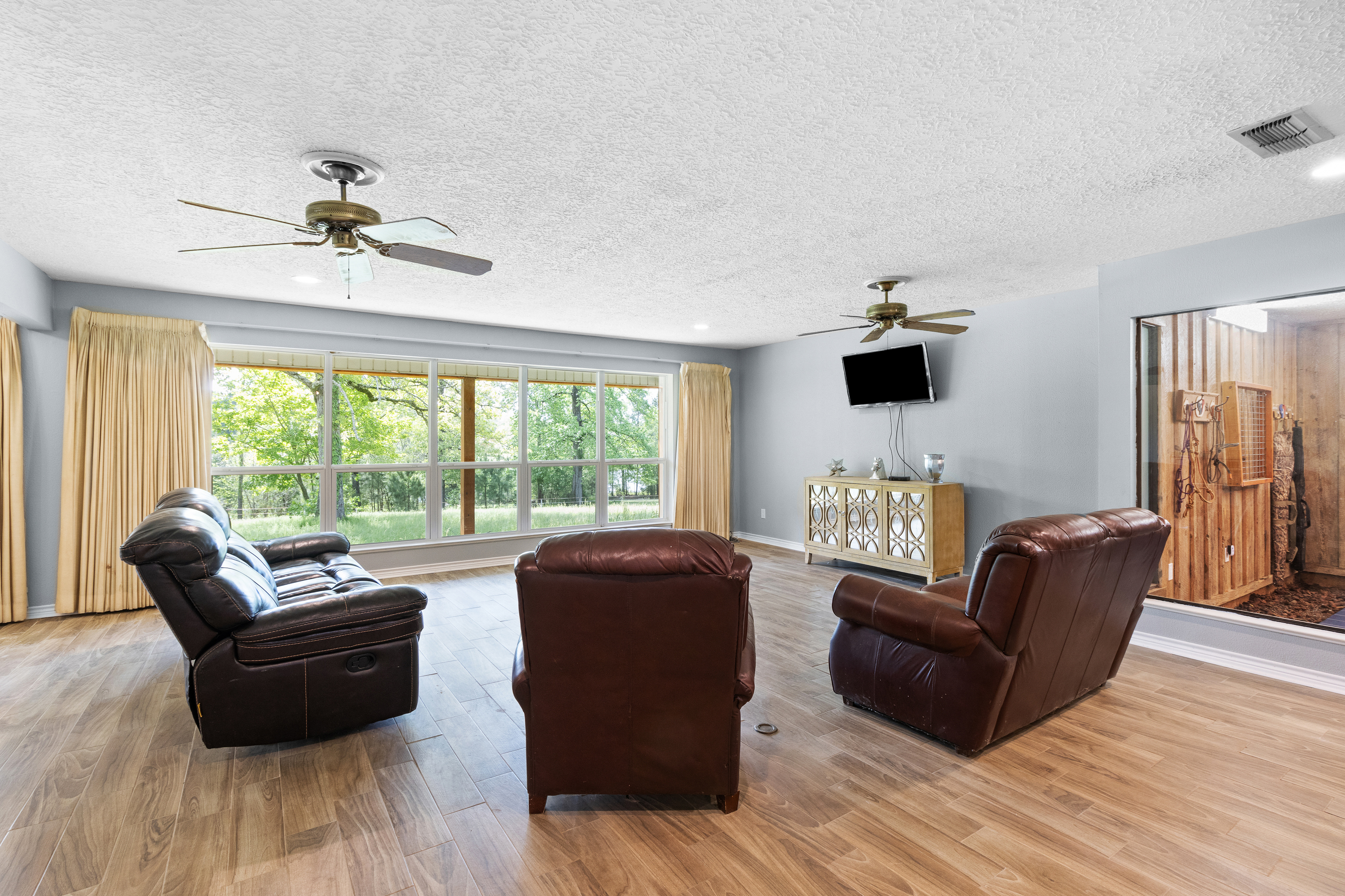 Henderson, Texas, 75652, United States, 6 Bedrooms Bedrooms, ,5 BathroomsBathrooms,Residential,For Sale,1920809