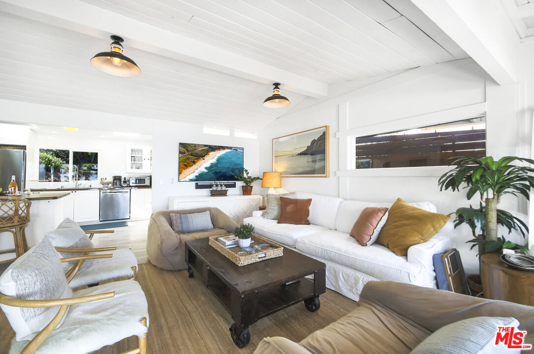 Malibu, California, 90265, United States, 3 Bedrooms Bedrooms, ,2 BathroomsBathrooms,Residential,For Sale,1992051