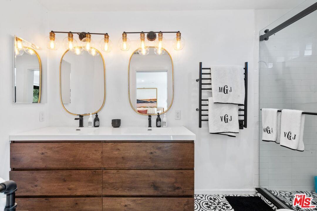 Los Angeles, California, 90077, United States, 5 Bedrooms Bedrooms, ,1 BathroomBathrooms,Residential,For Sale,1987970