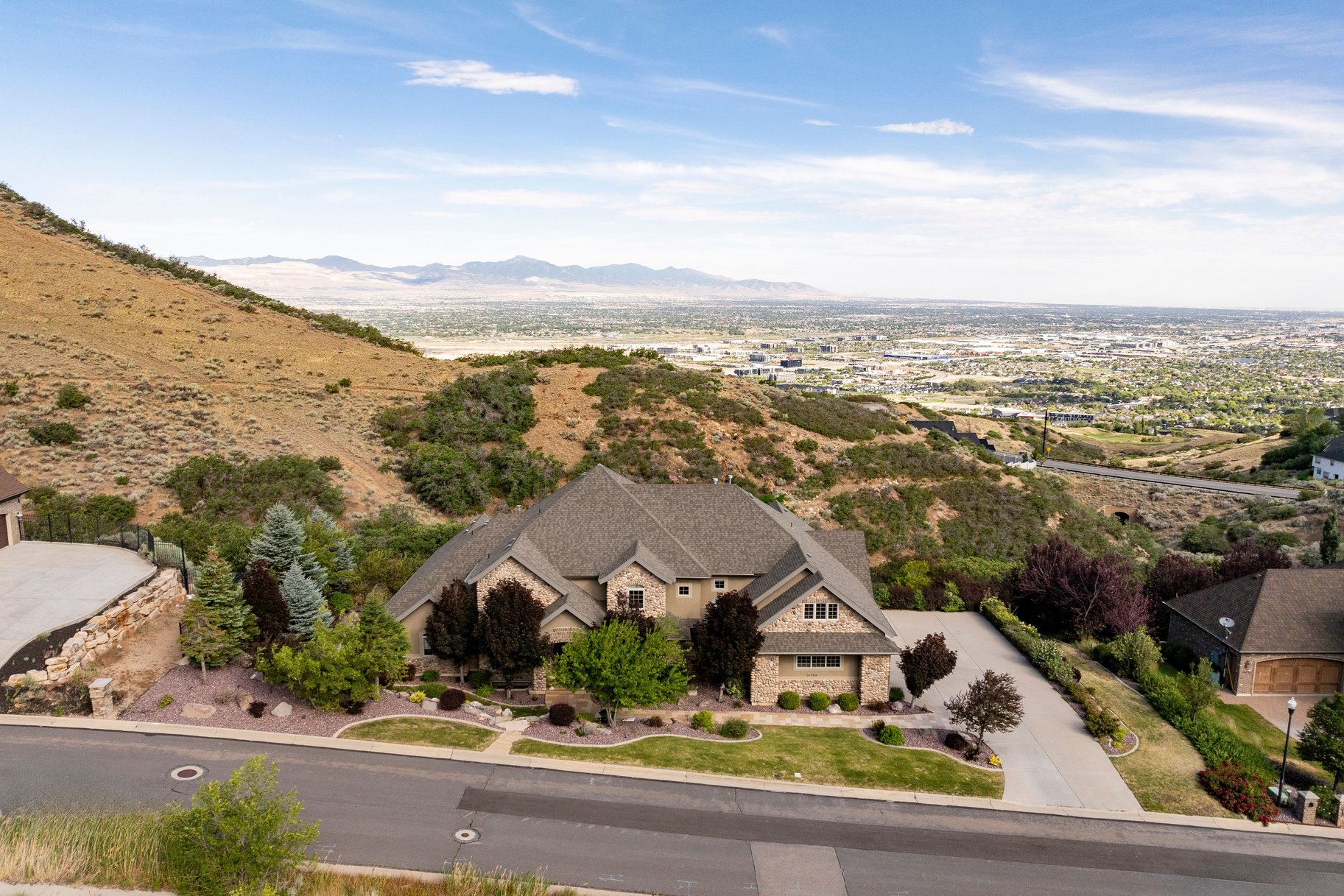  Mountain Views, Trail Access & Luxury East Bench Living - 物件實景