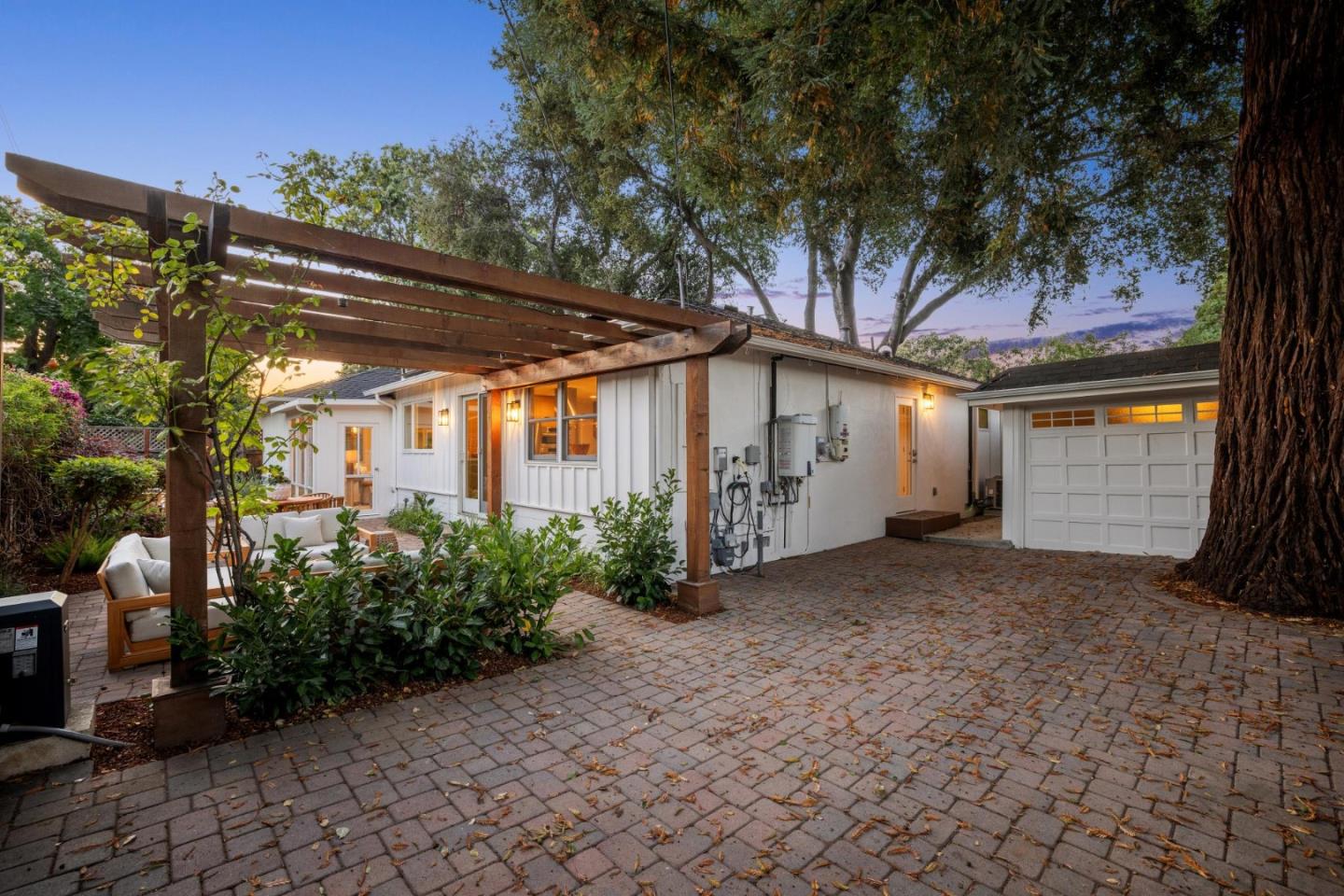 Menlo Park, California, 94025, United States, 3 Bedrooms Bedrooms, ,3 BathroomsBathrooms,Residential,For Sale,1941637