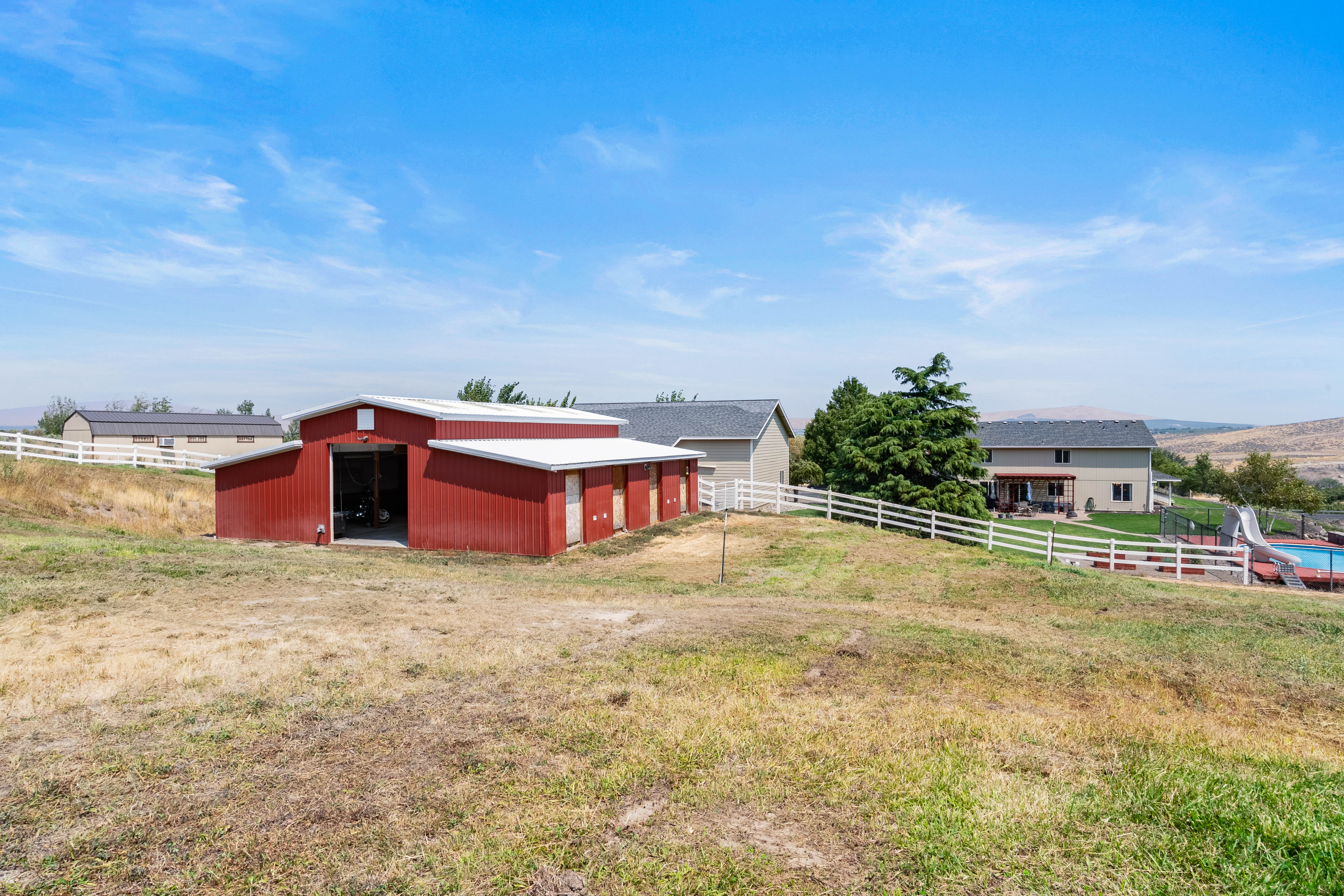  5.4 Acres, Barn, Shop, Pool and Views - 物件實景