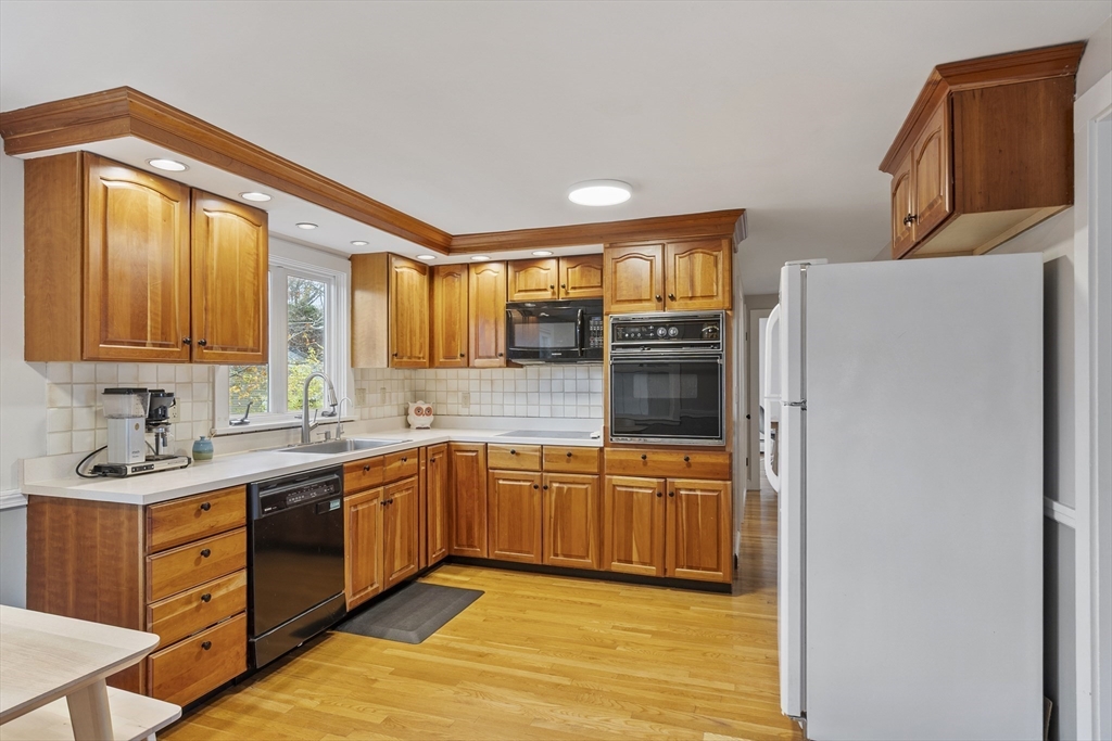 Hamilton, Massachusetts, 01982, United States, 4 Bedrooms Bedrooms, ,2 BathroomsBathrooms,Residential,For Sale,1989221