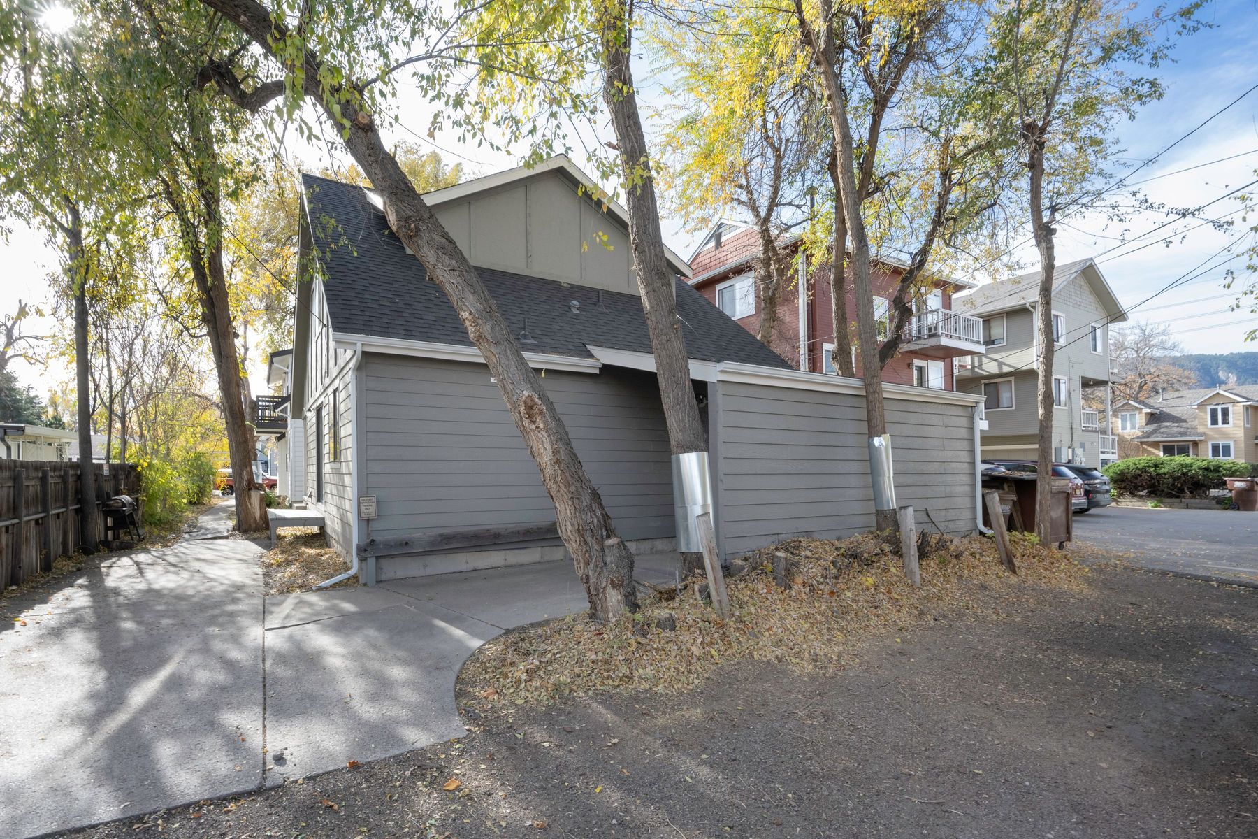 Well-Maintained Home Tucked Away in a Peaceful and Private Corner of Walnut St. - 物件實景