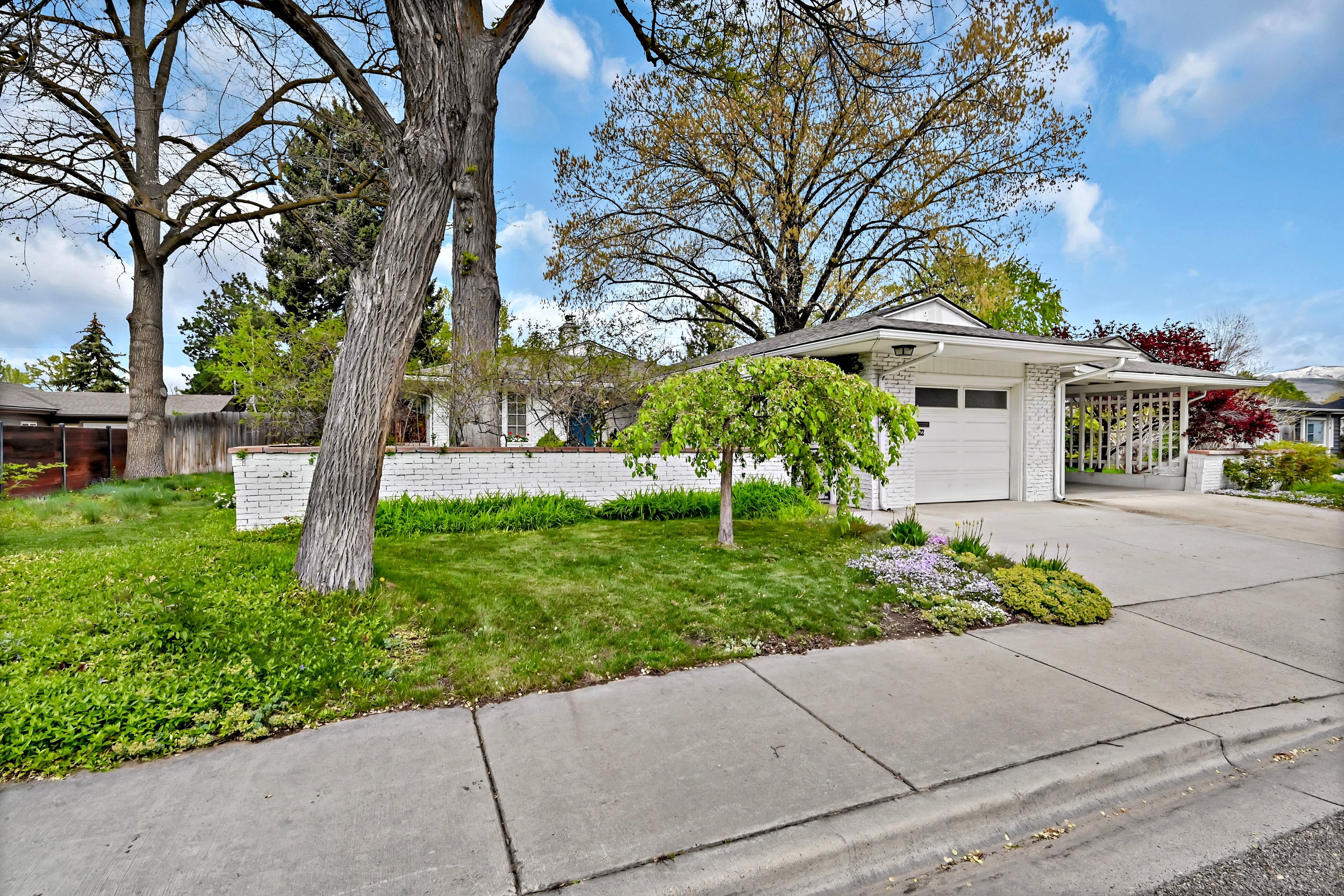  Storybook Single-Level Brick Cottage with Privacy and Expansive Gardens - 物件實景