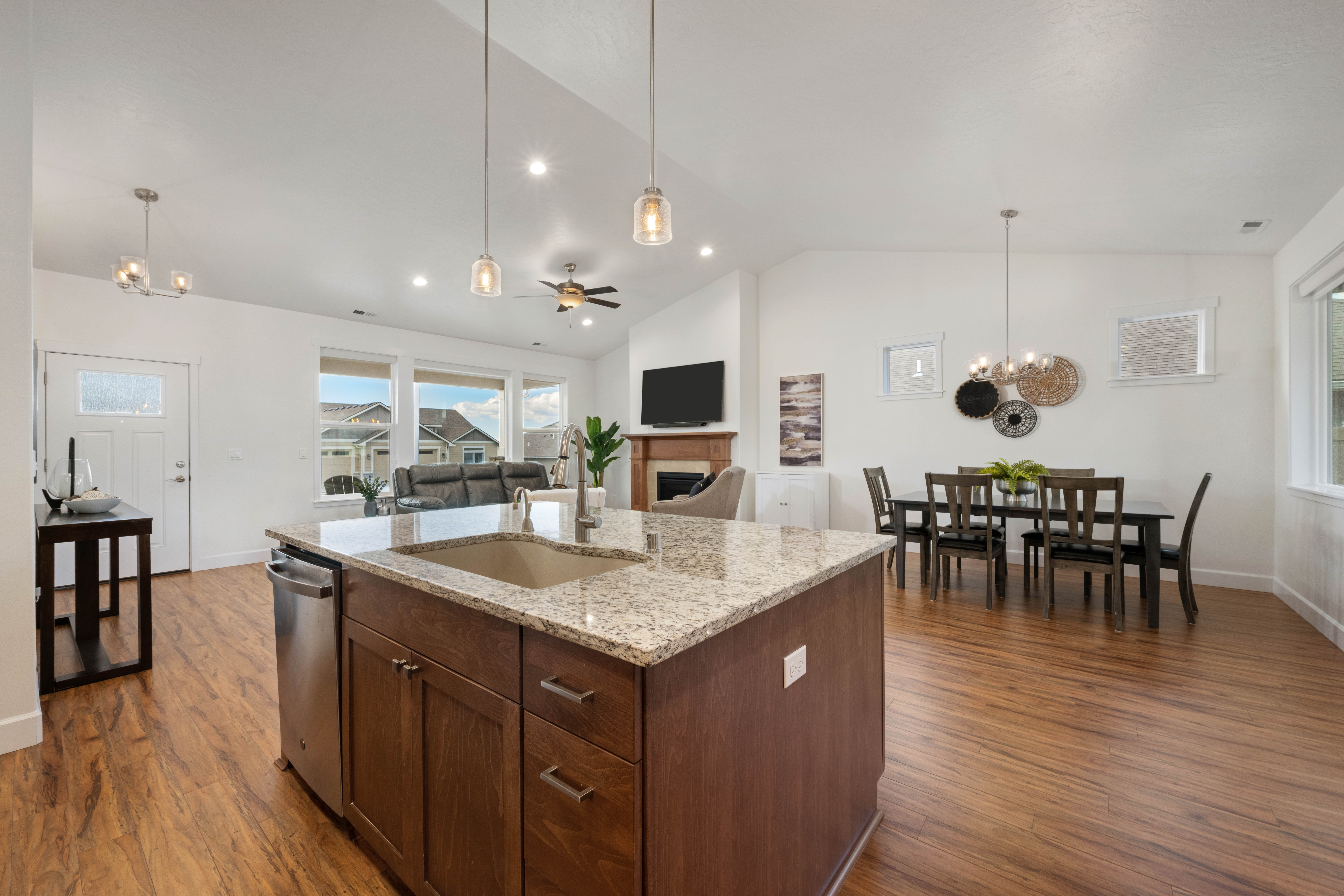  55+ Low Maintenance Living - 物件實景