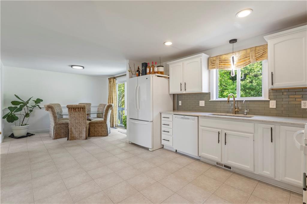 Bellingham, Massachusetts, 02019, United States, 3 Bedrooms Bedrooms, ,3 BathroomsBathrooms,Residential,For Sale,1978290