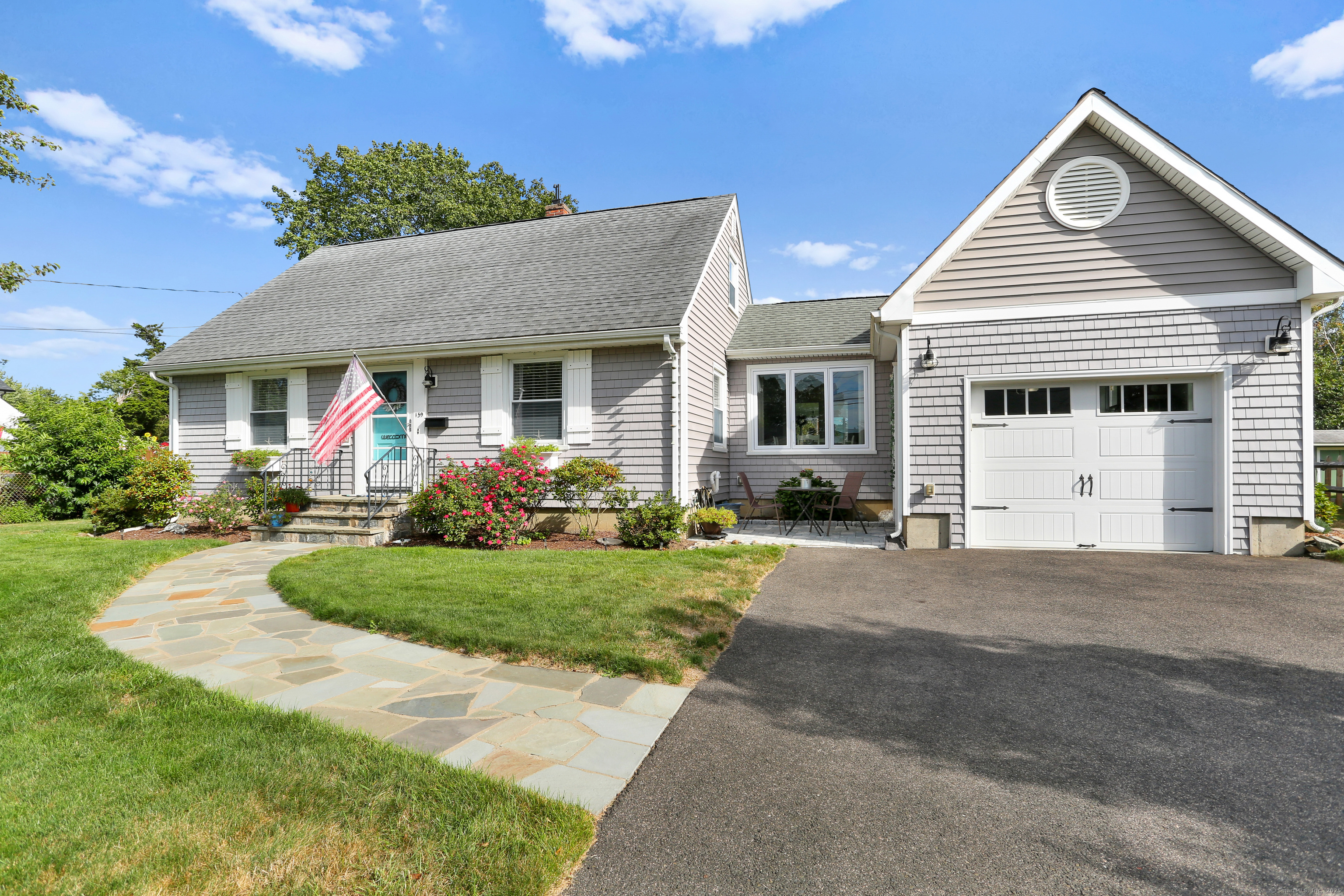 Milford, Connecticut, 06460, United States, 3 Bedrooms Bedrooms, ,2 BathroomsBathrooms,Residential,For Sale,1933050