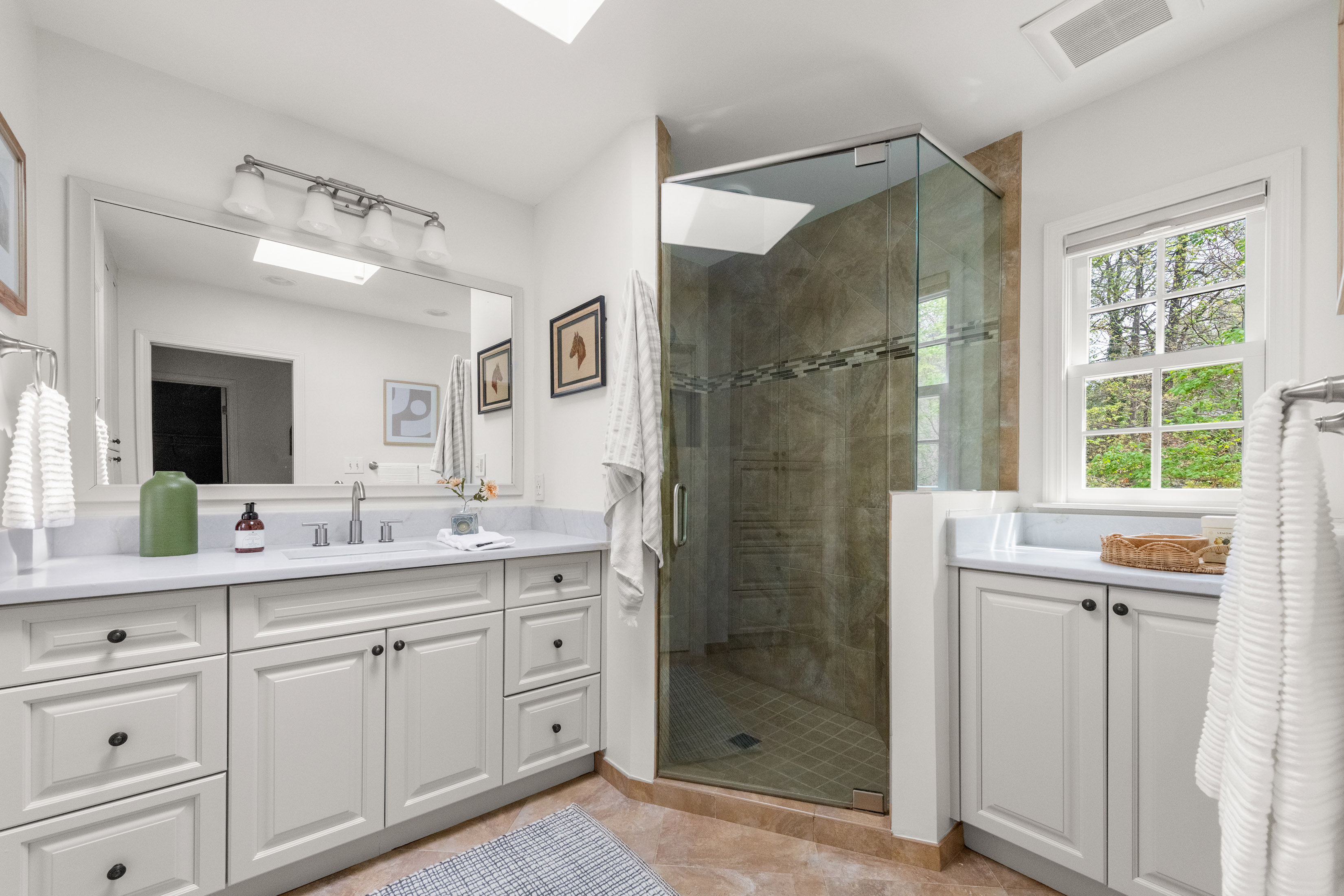  Beautifully Reimagined and Meticulously Maintained Home - 物件實景