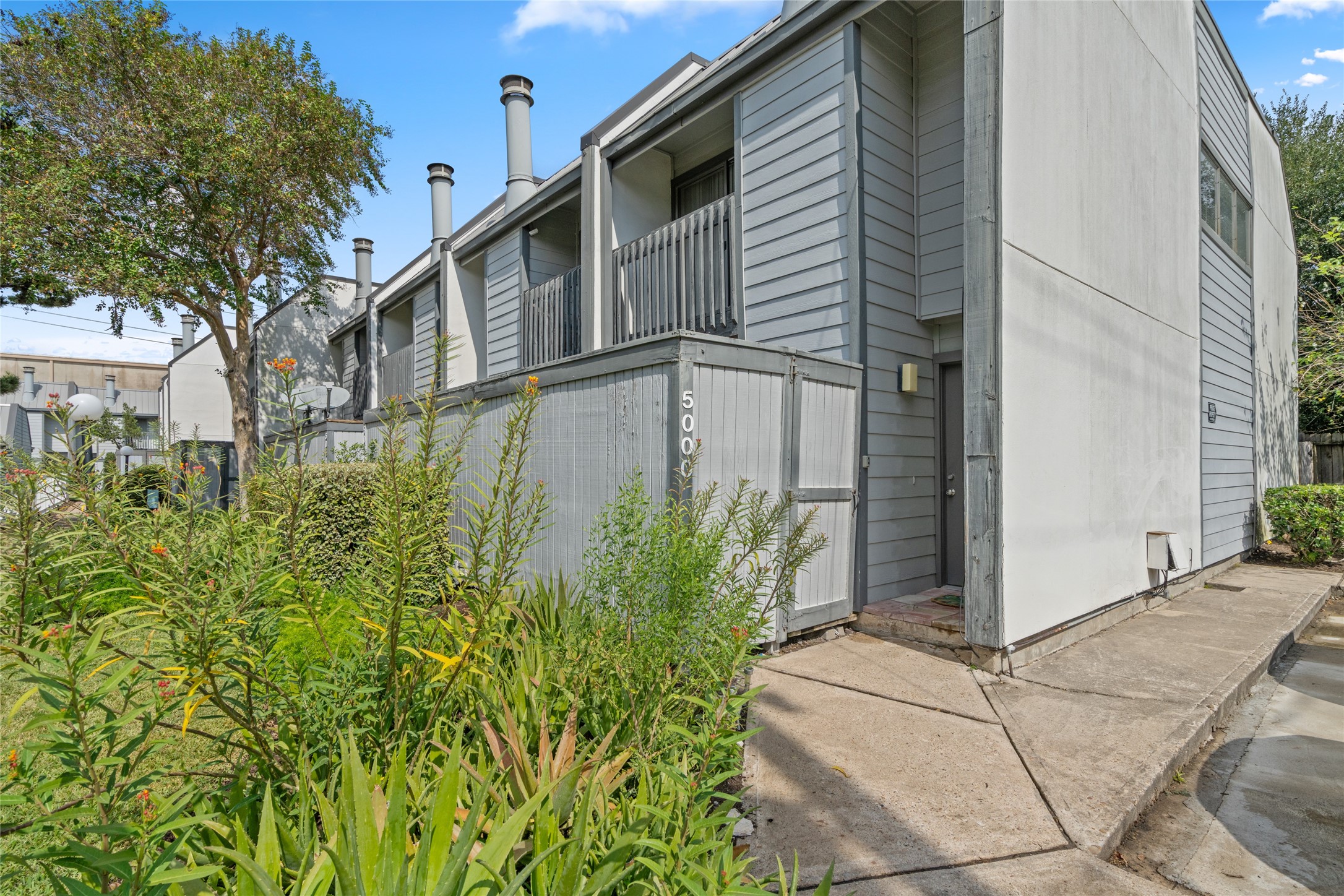  5000 Glenmont Drive - 物件實景