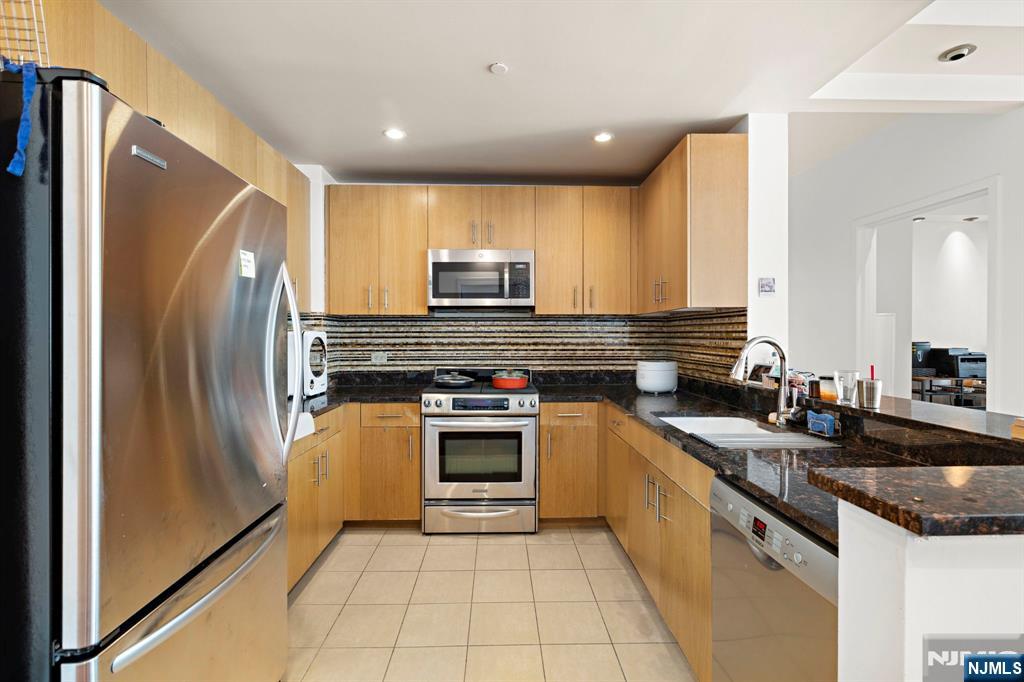 Jersey City, New Jersey, 07310, United States, 2 Bedrooms Bedrooms, ,2 BathroomsBathrooms,Residential,For Sale,1940399