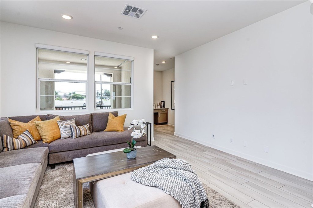 La Mirada, California, 90638, United States, 3 Bedrooms Bedrooms, ,4 BathroomsBathrooms,Residential,For Sale,1927510