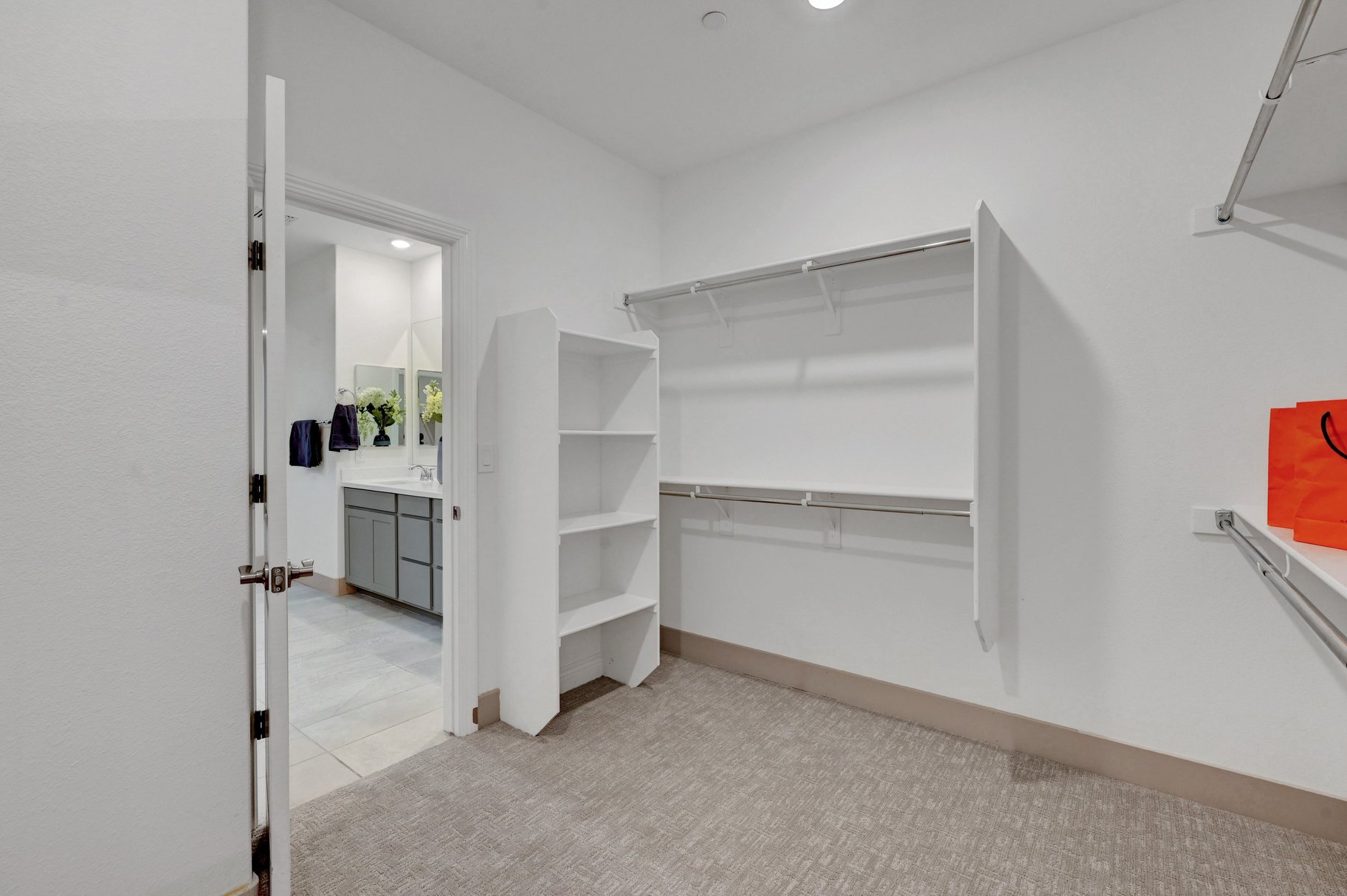  Thoughtfully Upgraded Home Set on an Elevated Lot Offering Sweeping Views - 物件實景