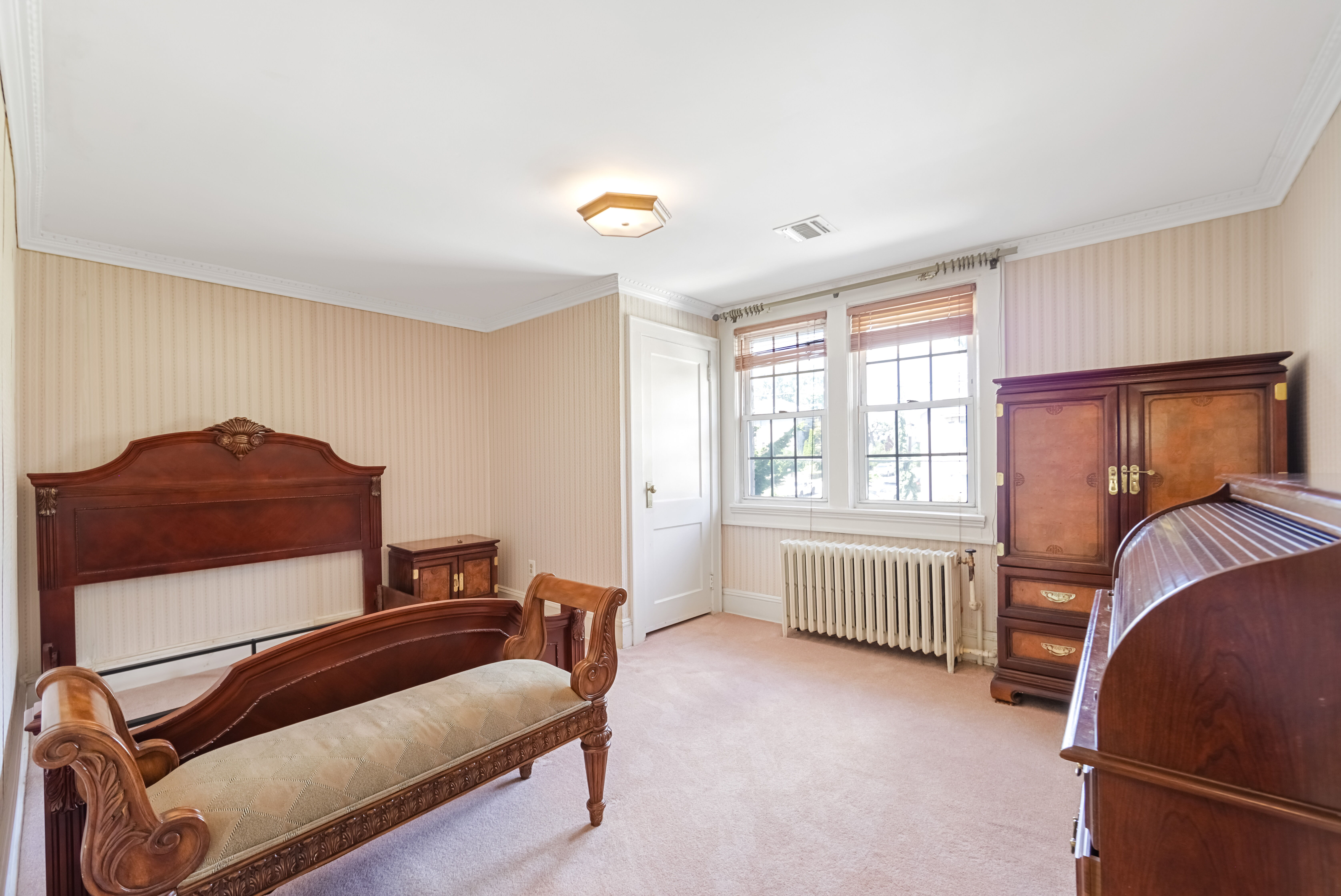 Cliffside Park, New Jersey, 07010, United States, 3 Bedrooms Bedrooms, ,3 BathroomsBathrooms,Residential,For Sale,1980135