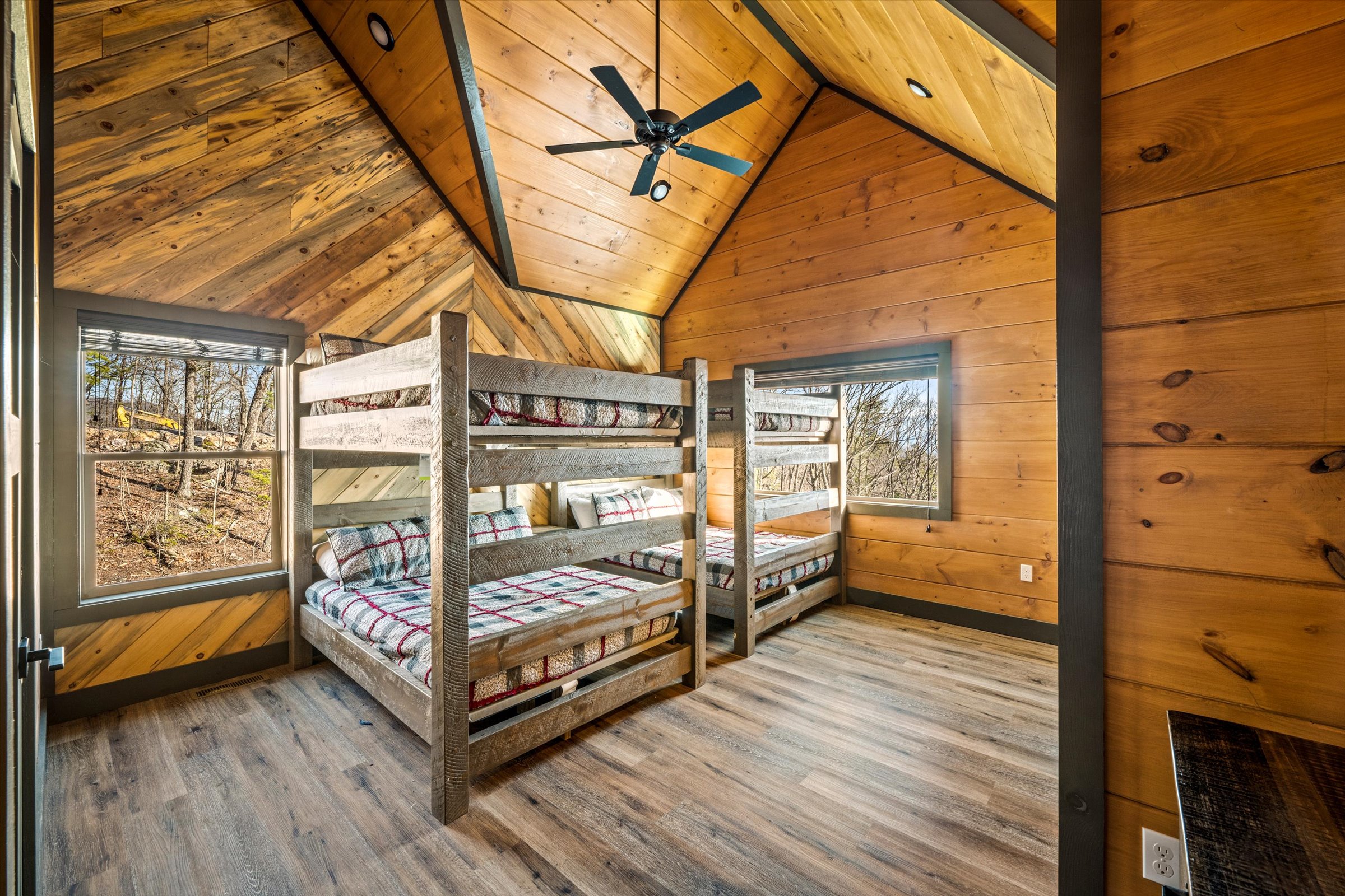 Sevierville, Tennessee, 37876, United States, 5 Bedrooms Bedrooms, ,6 BathroomsBathrooms,Residential,For Sale,1975935