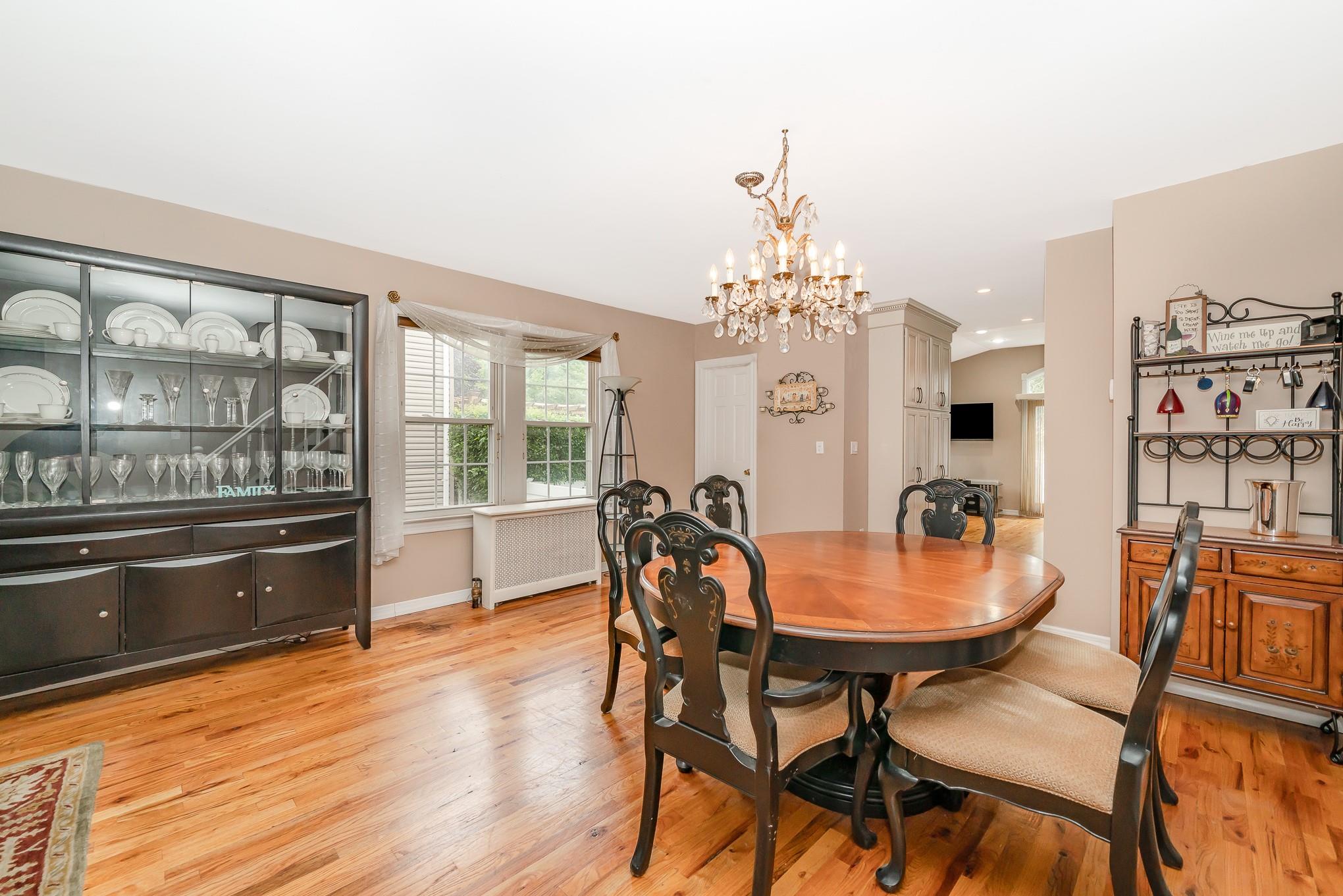 Williston Park, New York, 11596, United States, 3 Bedrooms Bedrooms, ,2 BathroomsBathrooms,Residential,For Sale,1928483