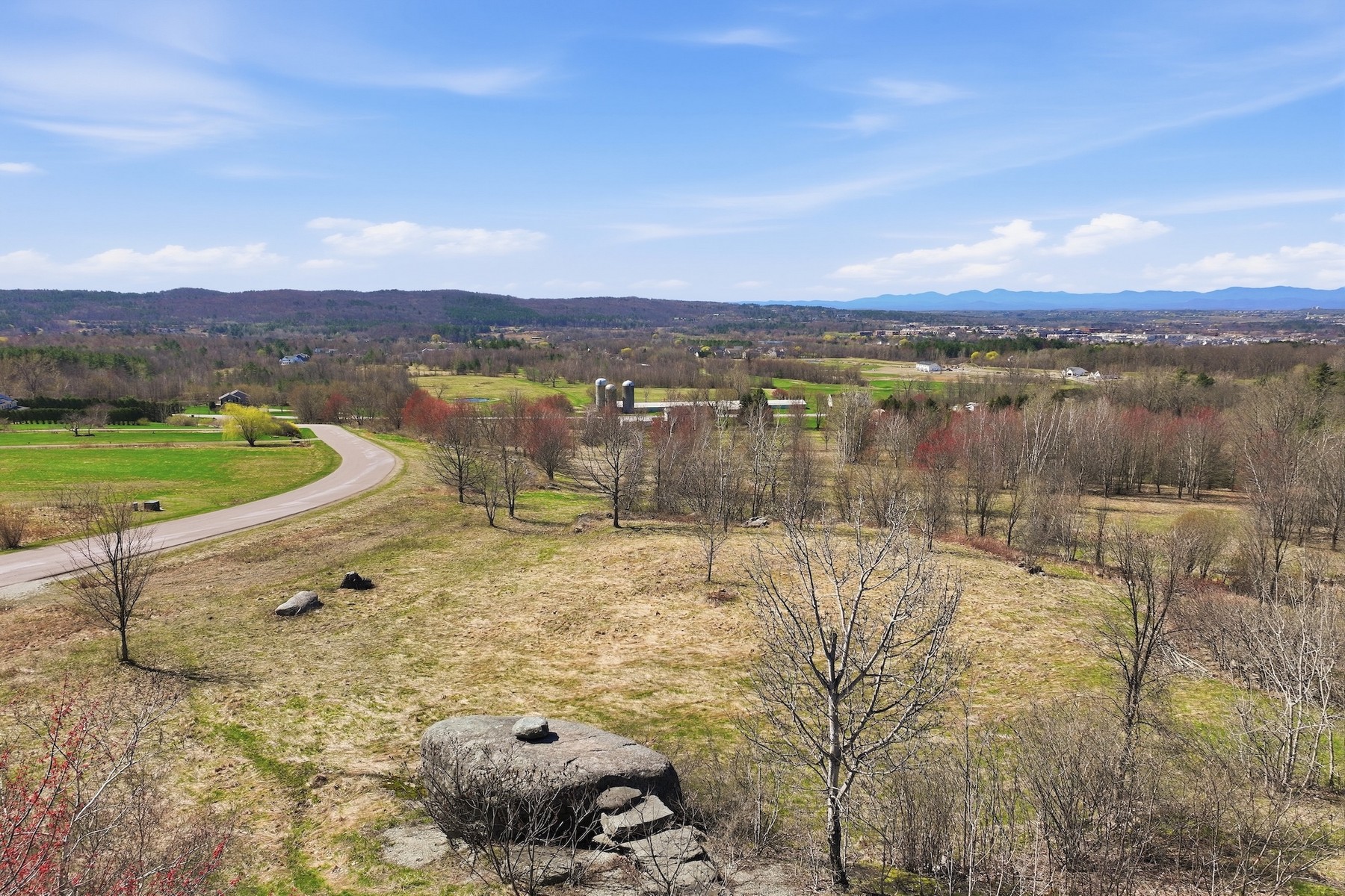  351 Ledgewood Drive - 物件實景