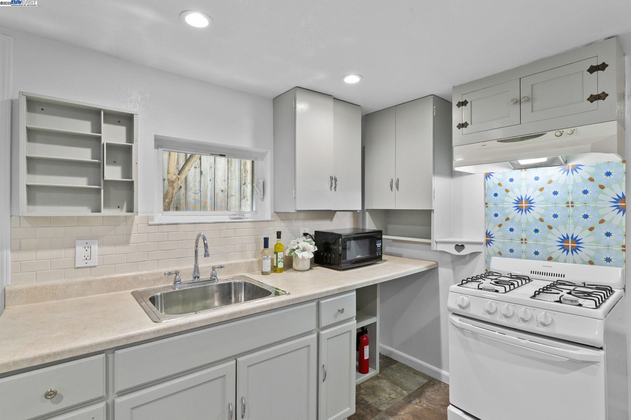 Oakland, California, 94606, United States, 3 Bedrooms Bedrooms, ,2 BathroomsBathrooms,Residential,For Sale,1839089