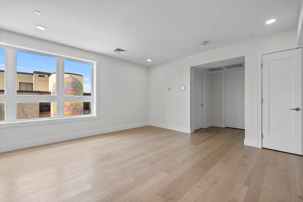 Boston, Massachusetts, 02128, United States, 2 Bedrooms Bedrooms, ,2 BathroomsBathrooms,Residential,For Sale,1929119