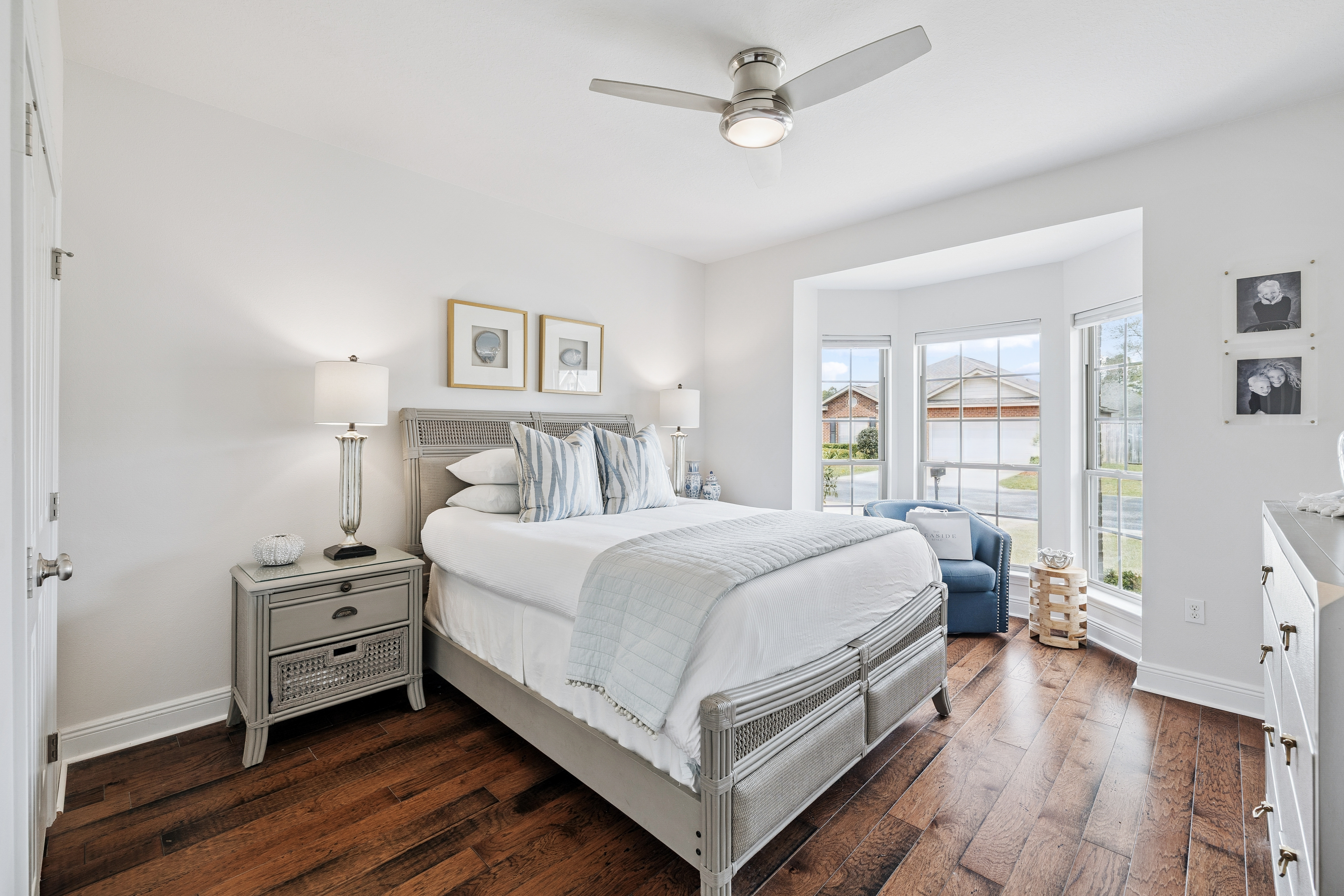  Immaculate, Spacious Single-Level Living Home with Screened Outdoor Living - 物件實景