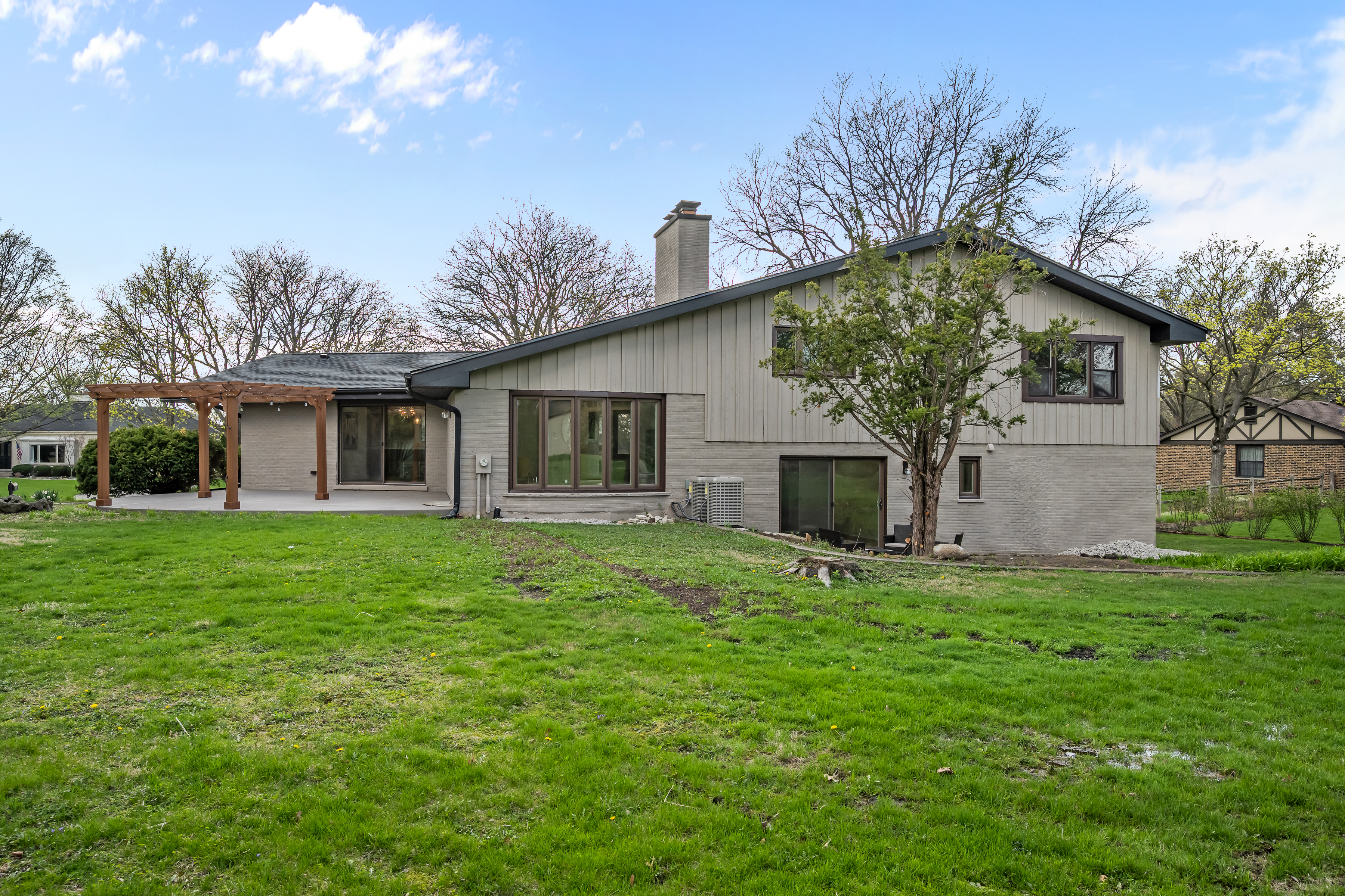  Beautifully Rrenovated Modern Split-level Home - 物件實景