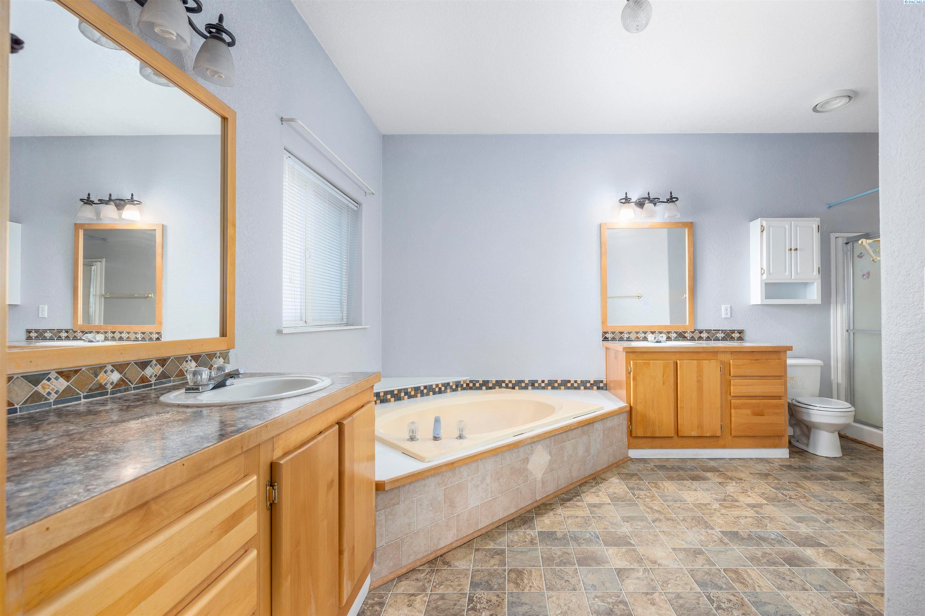 Benton City, Washington, 99320, United States, 3 Bedrooms Bedrooms, ,2 BathroomsBathrooms,Residential,For Sale,1998033