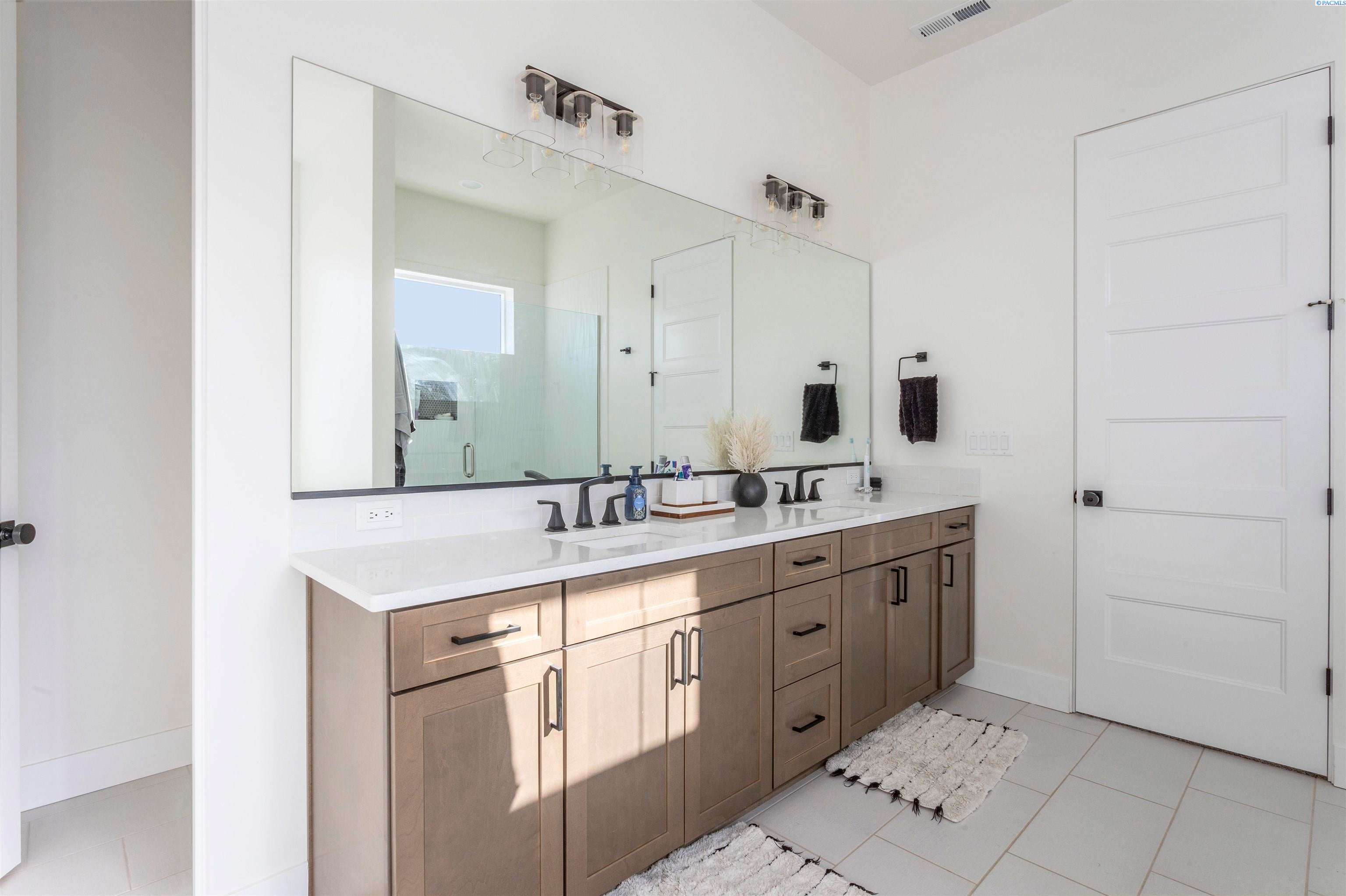 Kennewick, Washington, 99338, United States, 4 Bedrooms Bedrooms, ,3 BathroomsBathrooms,Residential,For Sale,2010743