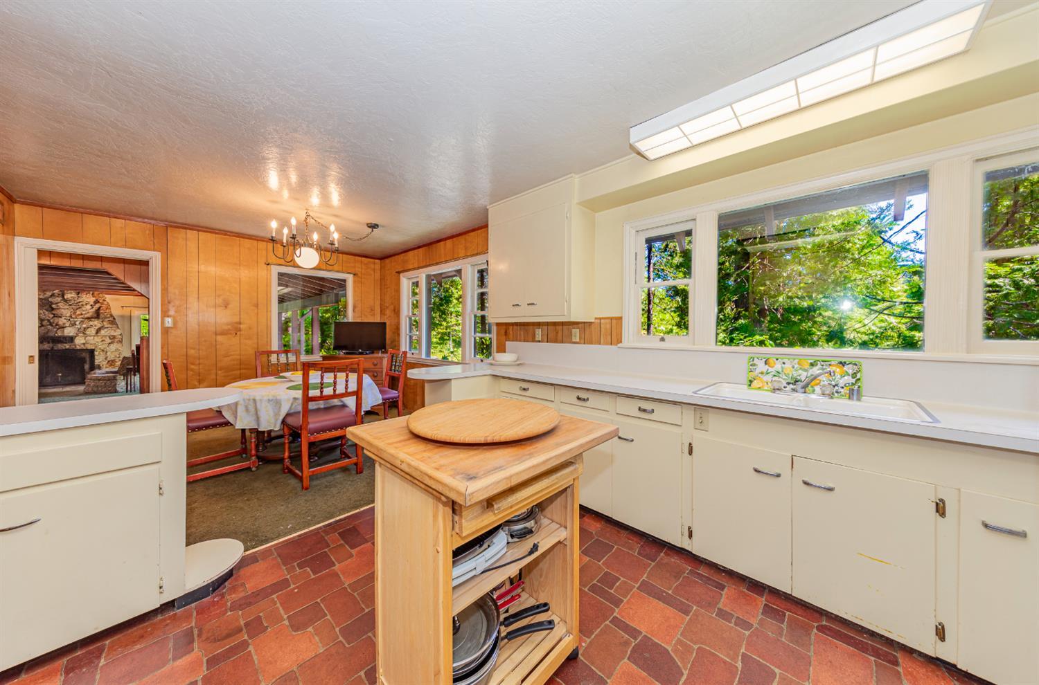 Fish Camp, California, 93623, United States, 5 Bedrooms Bedrooms, ,2 BathroomsBathrooms,Residential,For Sale,1869903