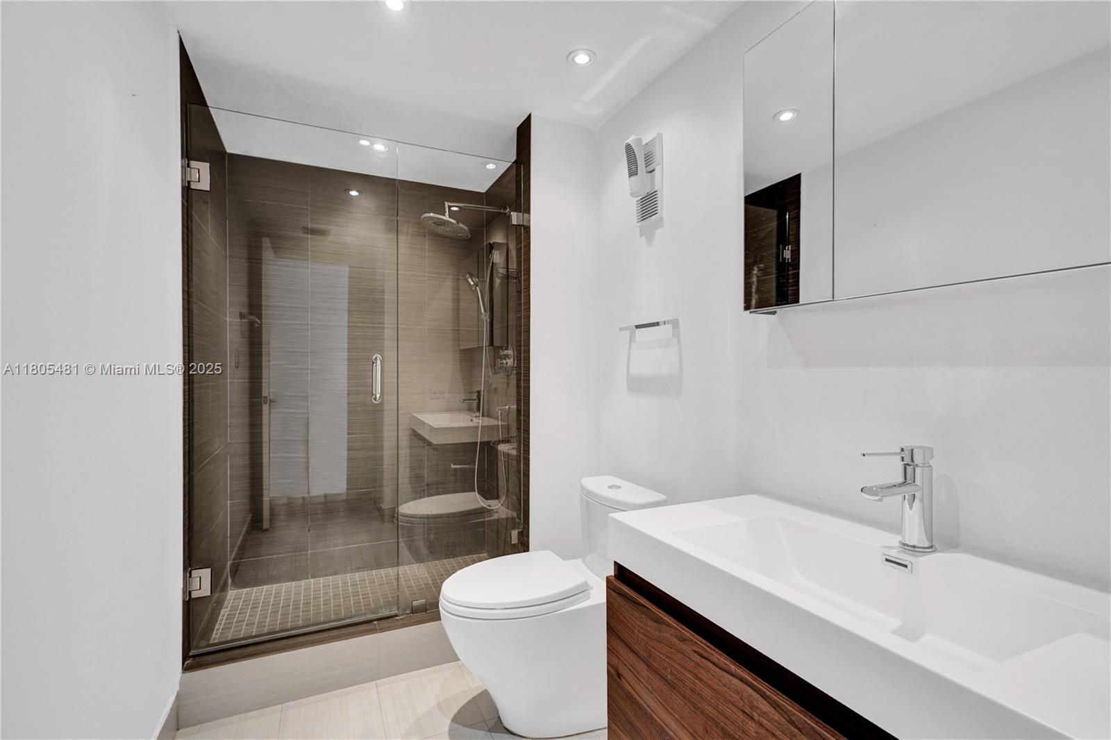 Aventura, Florida, 33180, United States, 2 Bedrooms Bedrooms, ,2 BathroomsBathrooms,Residential,For Sale,1827692