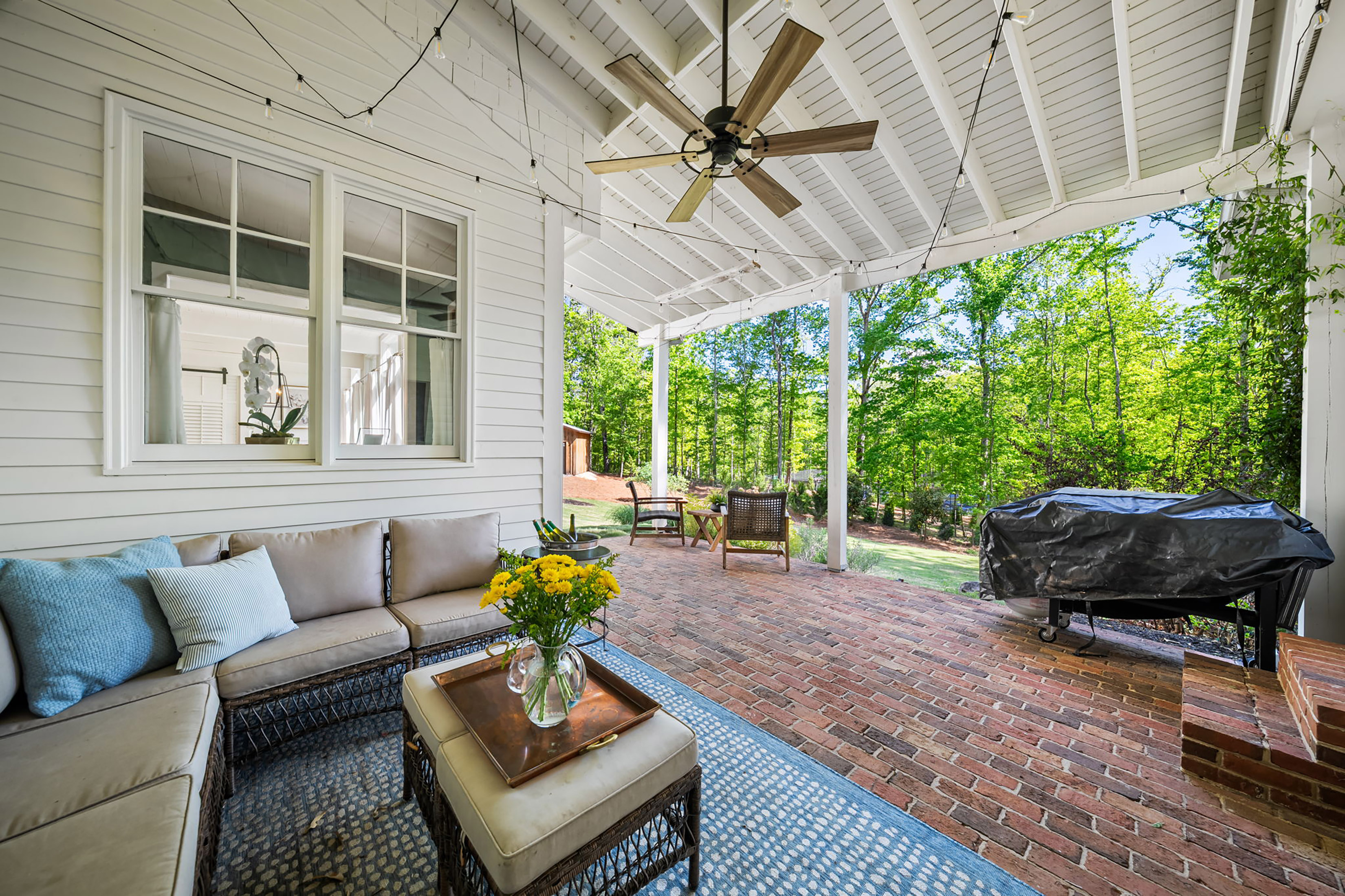  Live Timeless in Coveted Farmhouse on 4+ Private Gated Acres In Roswell - 物件實景