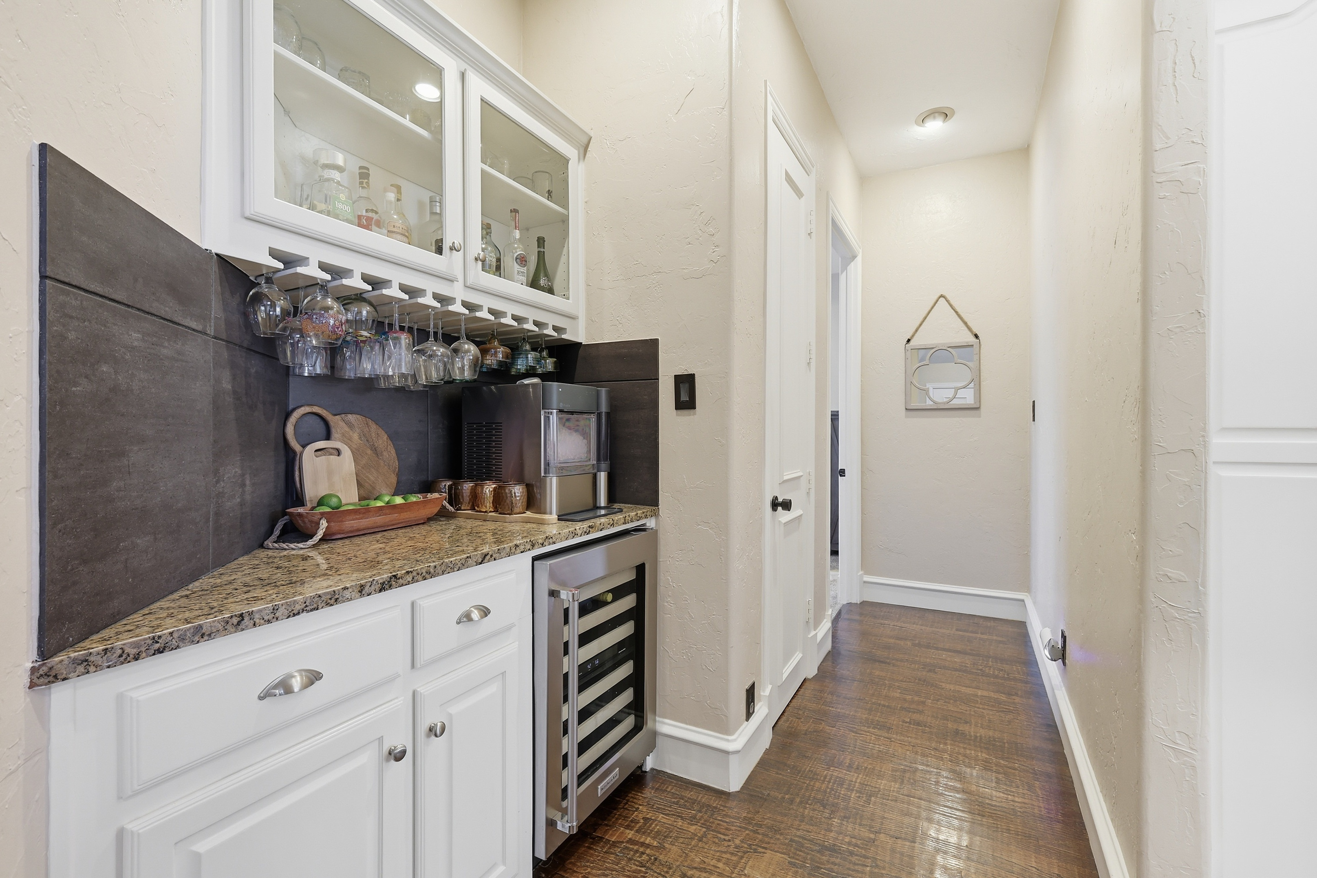  Resort-Style Estate Living on 1.9 Wooded Acres in Prestigious Shadow Wood Estate - 物件實景