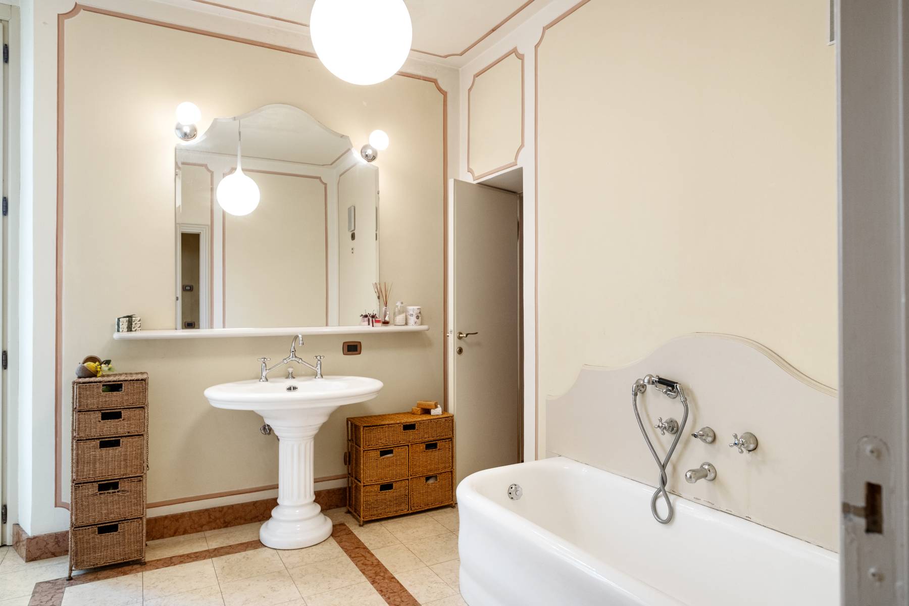 Varese, Varese, 21100, IT, 8 Bedrooms Bedrooms, ,8 BathroomsBathrooms,Residential,For Sale,1796784