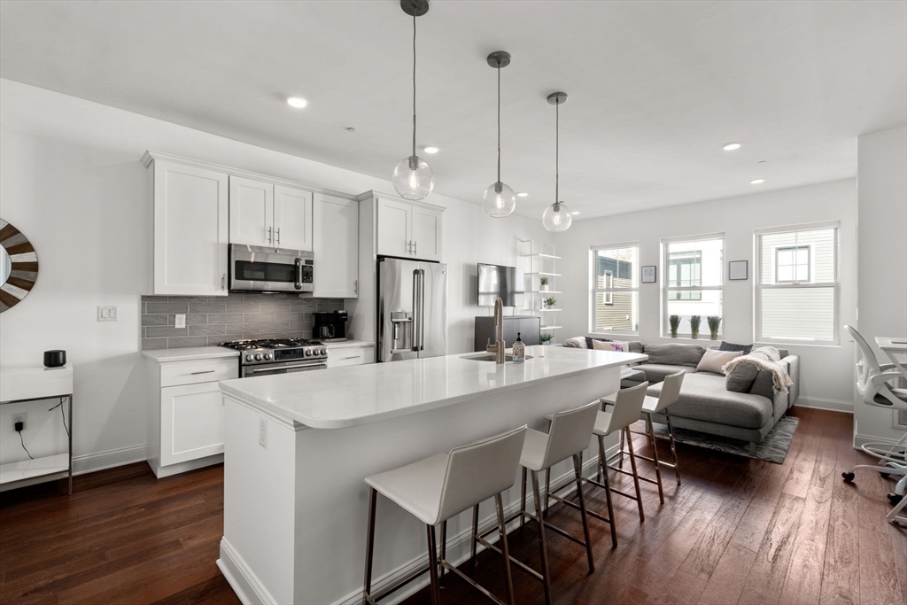 Boston, Massachusetts, 02127, United States, 2 Bedrooms Bedrooms, ,2 BathroomsBathrooms,Residential,For Sale,1987750