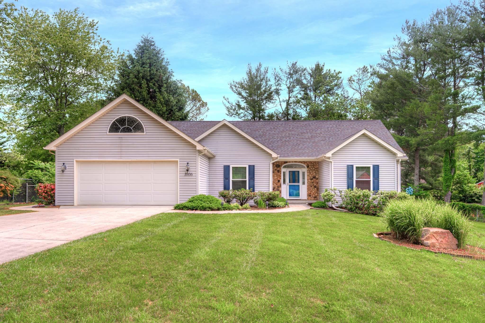 Blacksburg, Virginia, 24060, United States, 4 Bedrooms Bedrooms, ,3 BathroomsBathrooms,Residential,For Sale,1847433